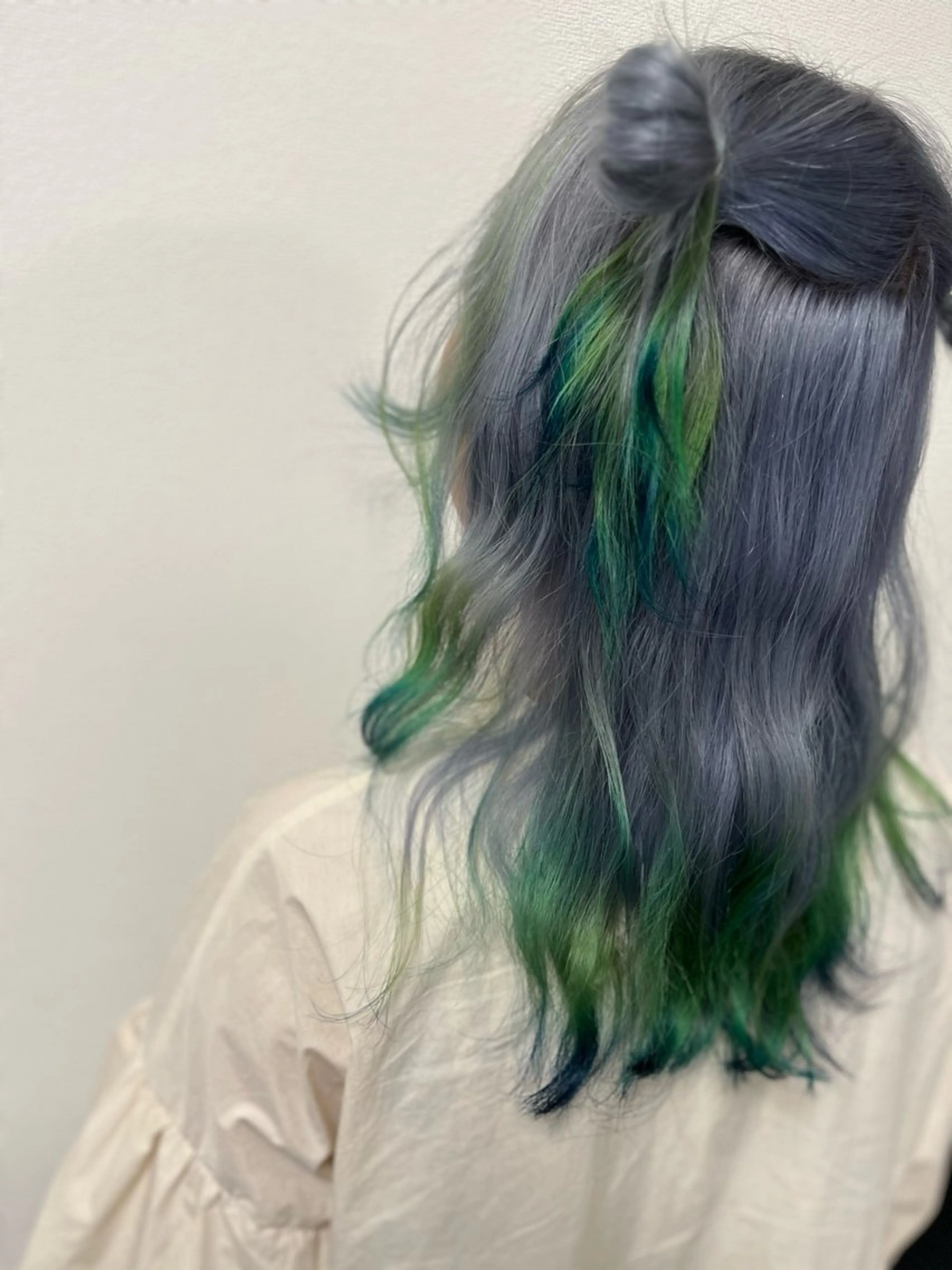 ミディアム 飯星慧斗 /ブリーチ、縮毛矯正のヘアスタイル