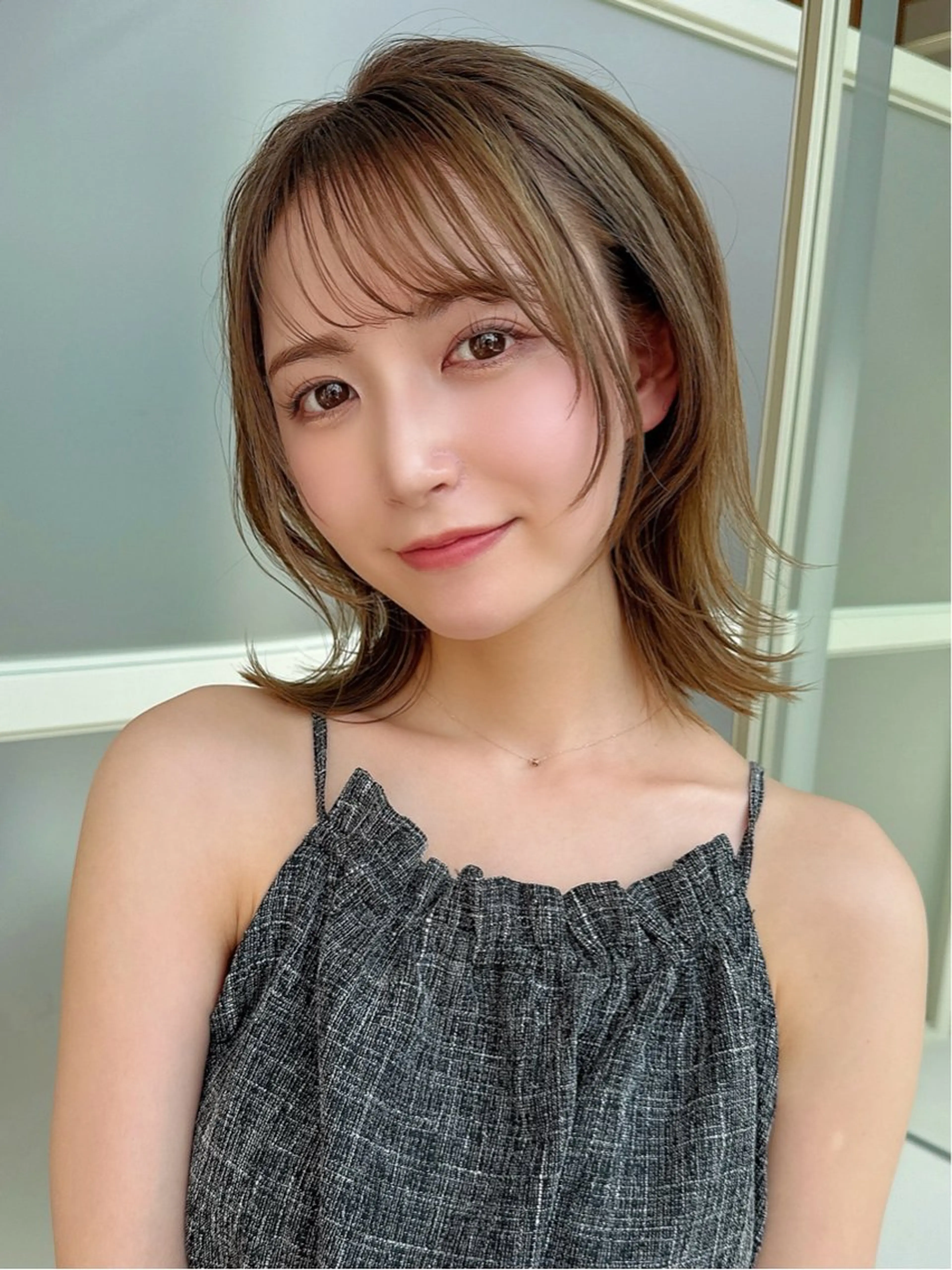 ミディアム カラー くびれヘア 顔まわりレイヤー レイヤーカット 似合わせカット シースルーバング カット ヘアカラー トリートメント 顔周り/透明感カラー /似合わせ/難波雄雅のヘアスタイル