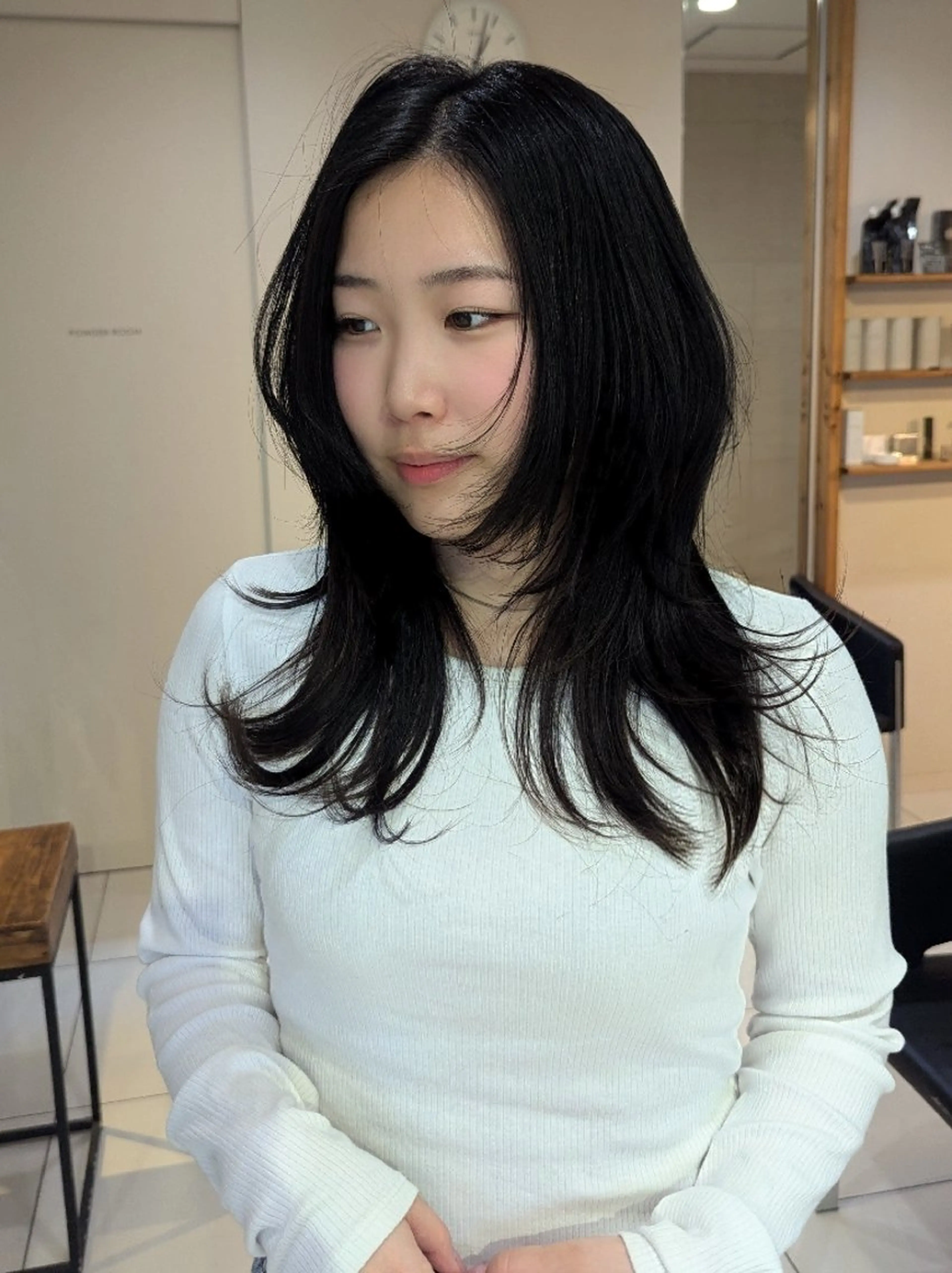 セミロング カット 顔周りカット/お呼ば れヘア/レイヤーのヘアスタイル