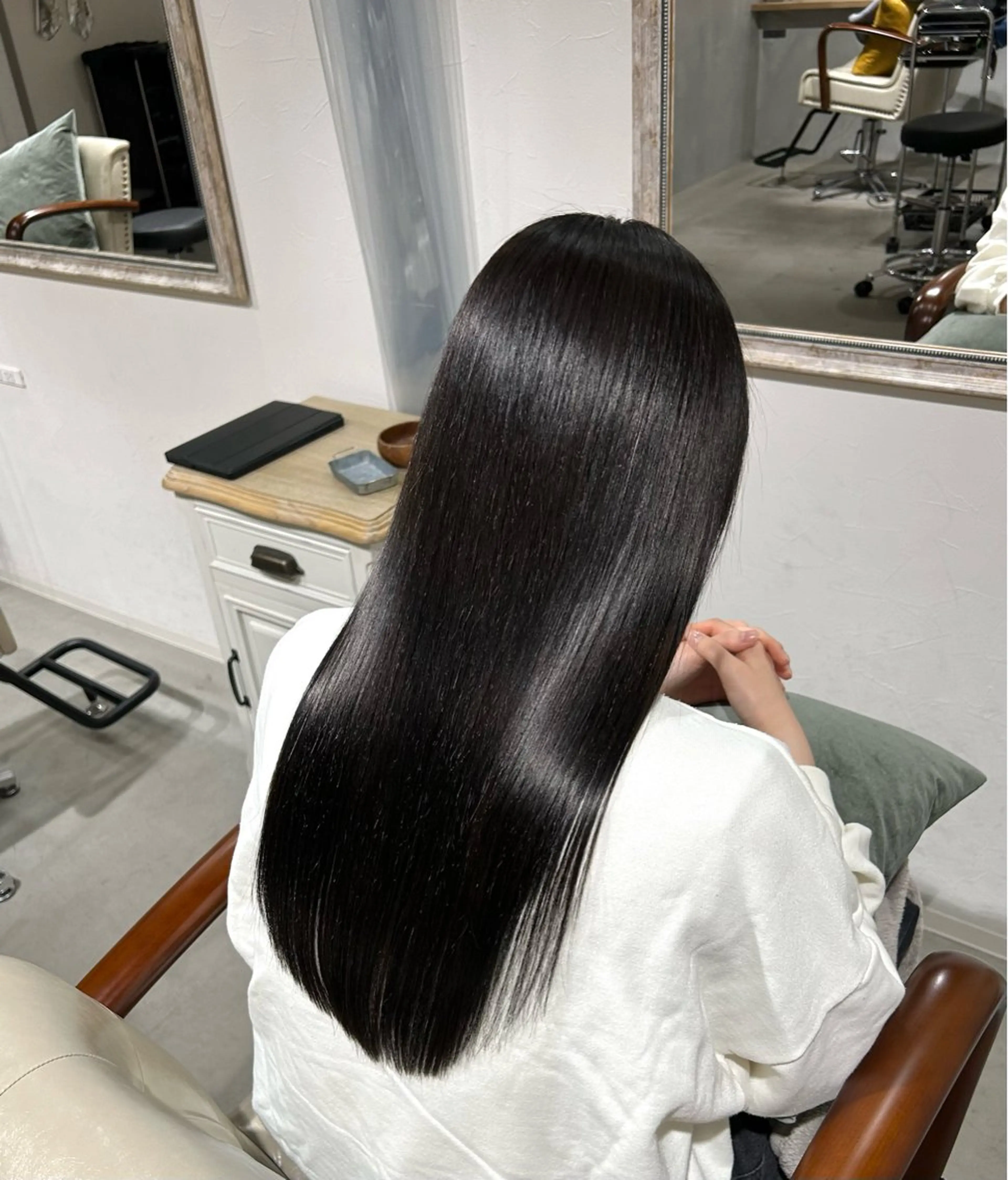 ロング アッシュ 瀬川 夏緒のヘアスタイル