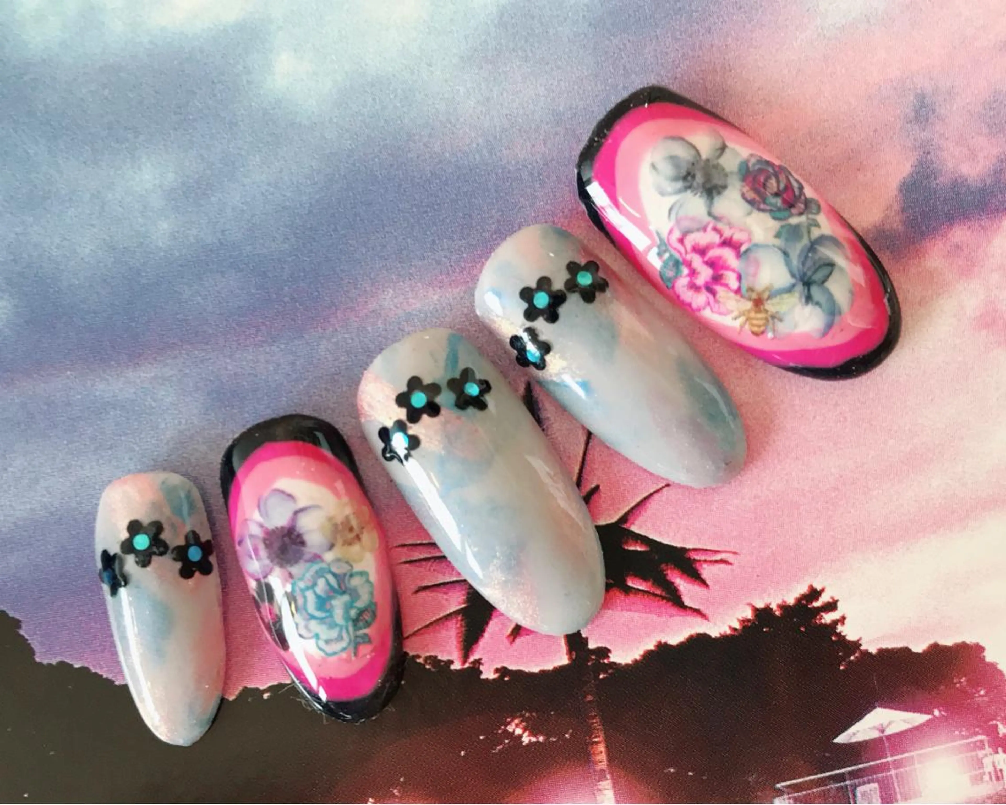 セミロング ネイル ネイル ティアラのネイルデザイン