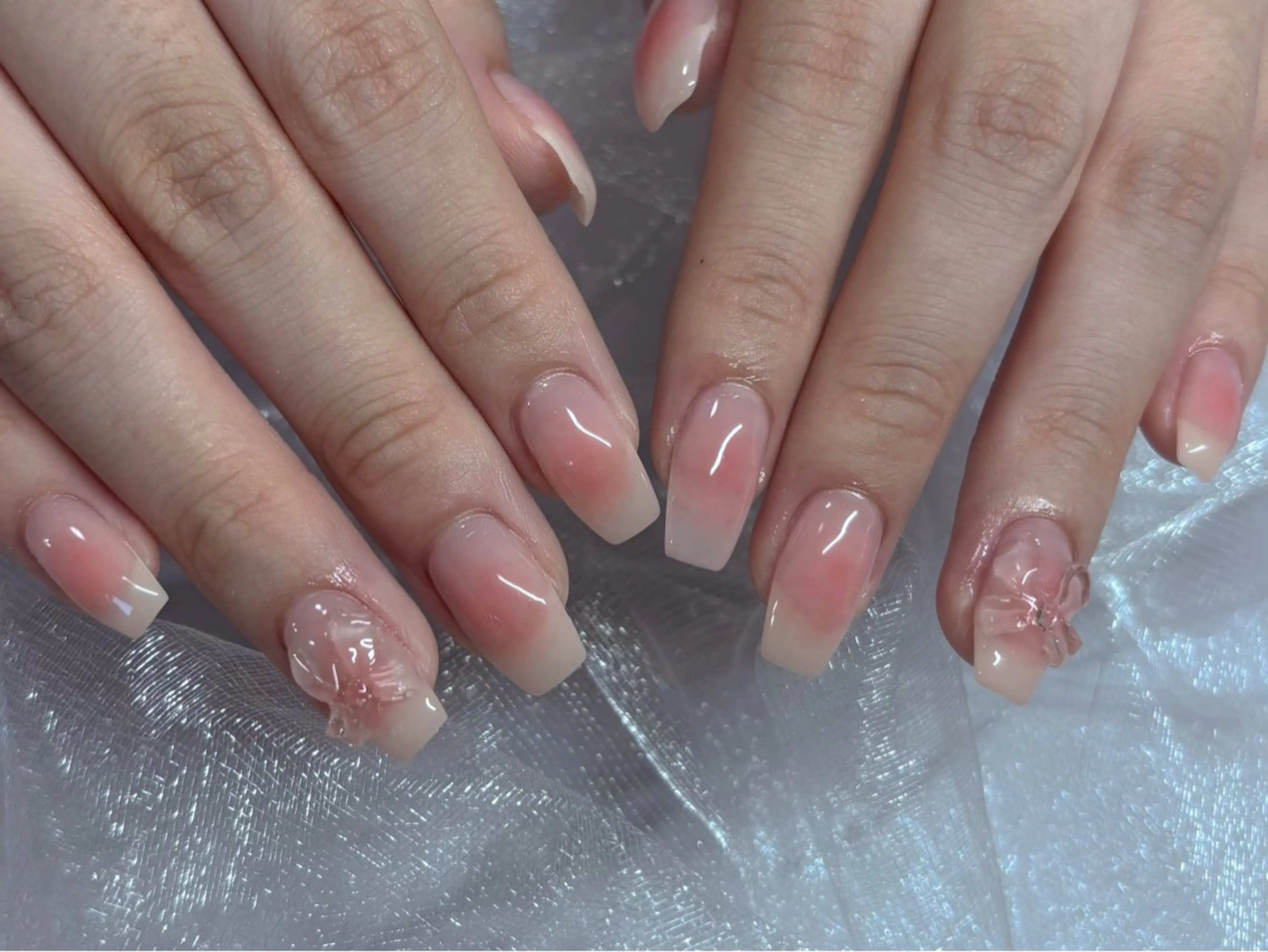 ネイル チークネイル ピンク リボン ハンドネイル nailsalon yoonseul所属・nailist mayu 💅🏻のネイルデザイン
