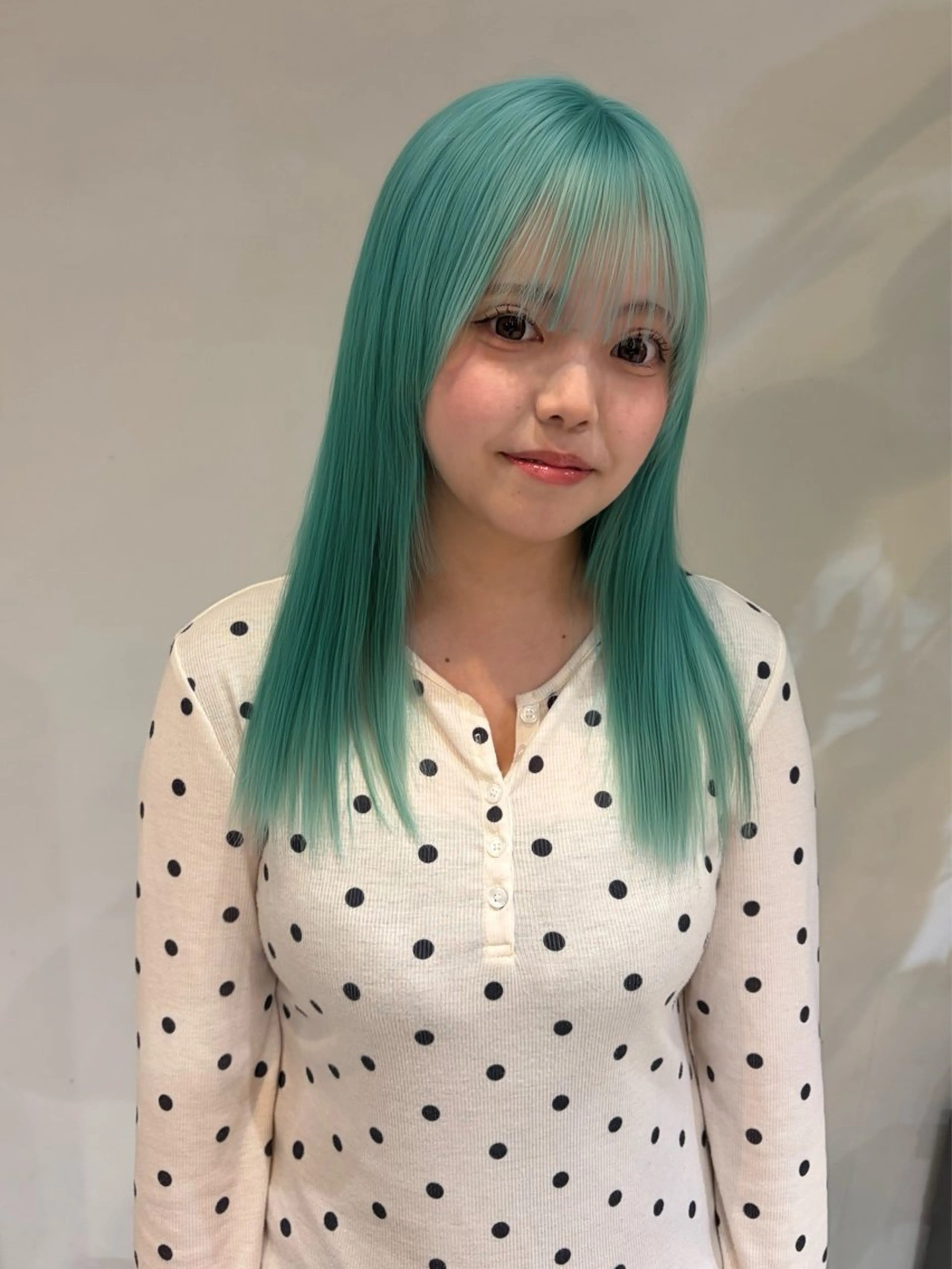 ロング カラー ブリーチ ケアブリーチ エメラルドグリーン トリートメント 塩崎 聖奈のヘアスタイル