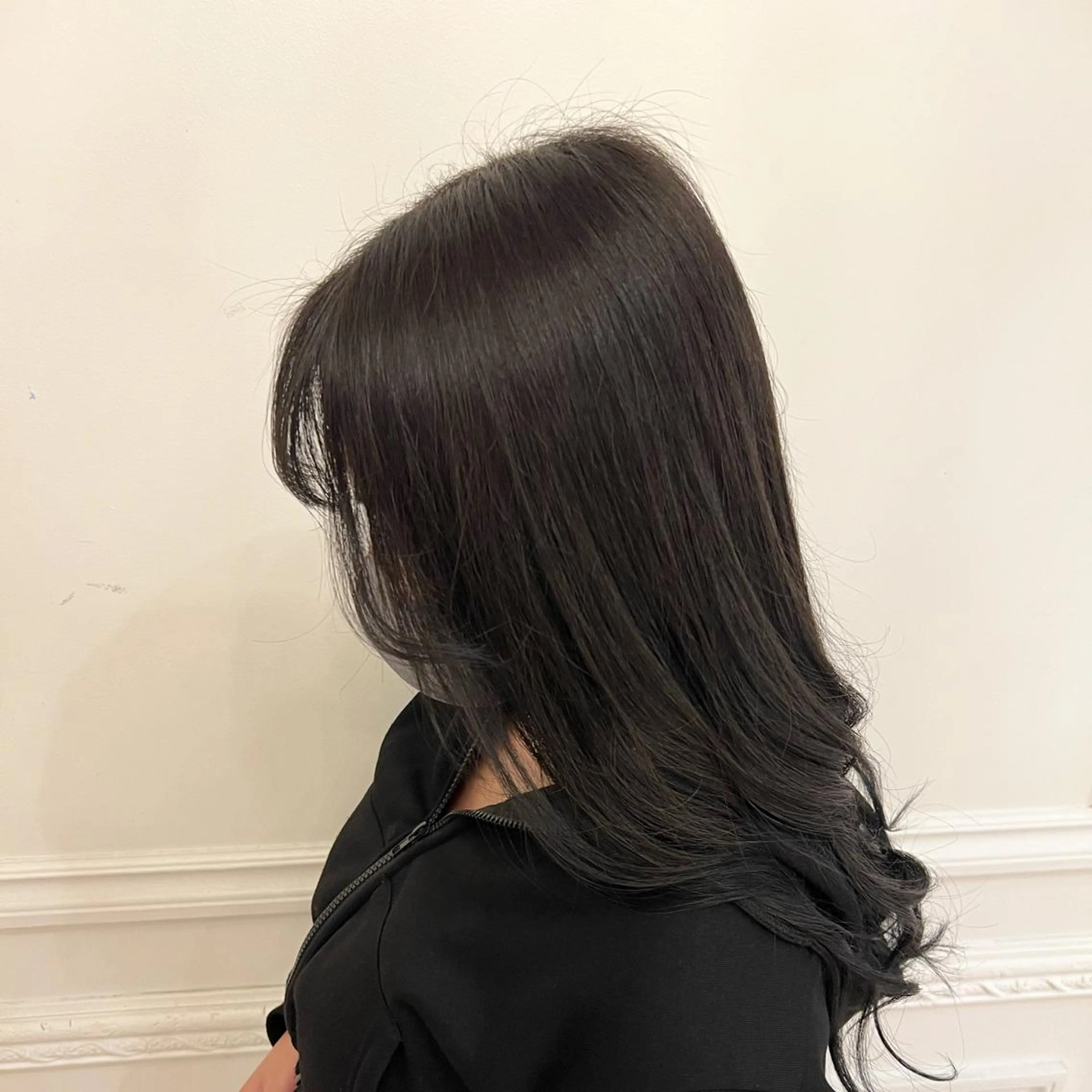 ロング カラー 黒髪 ブルーカラー ブルーブラック 岡崎 睦のヘアスタイル