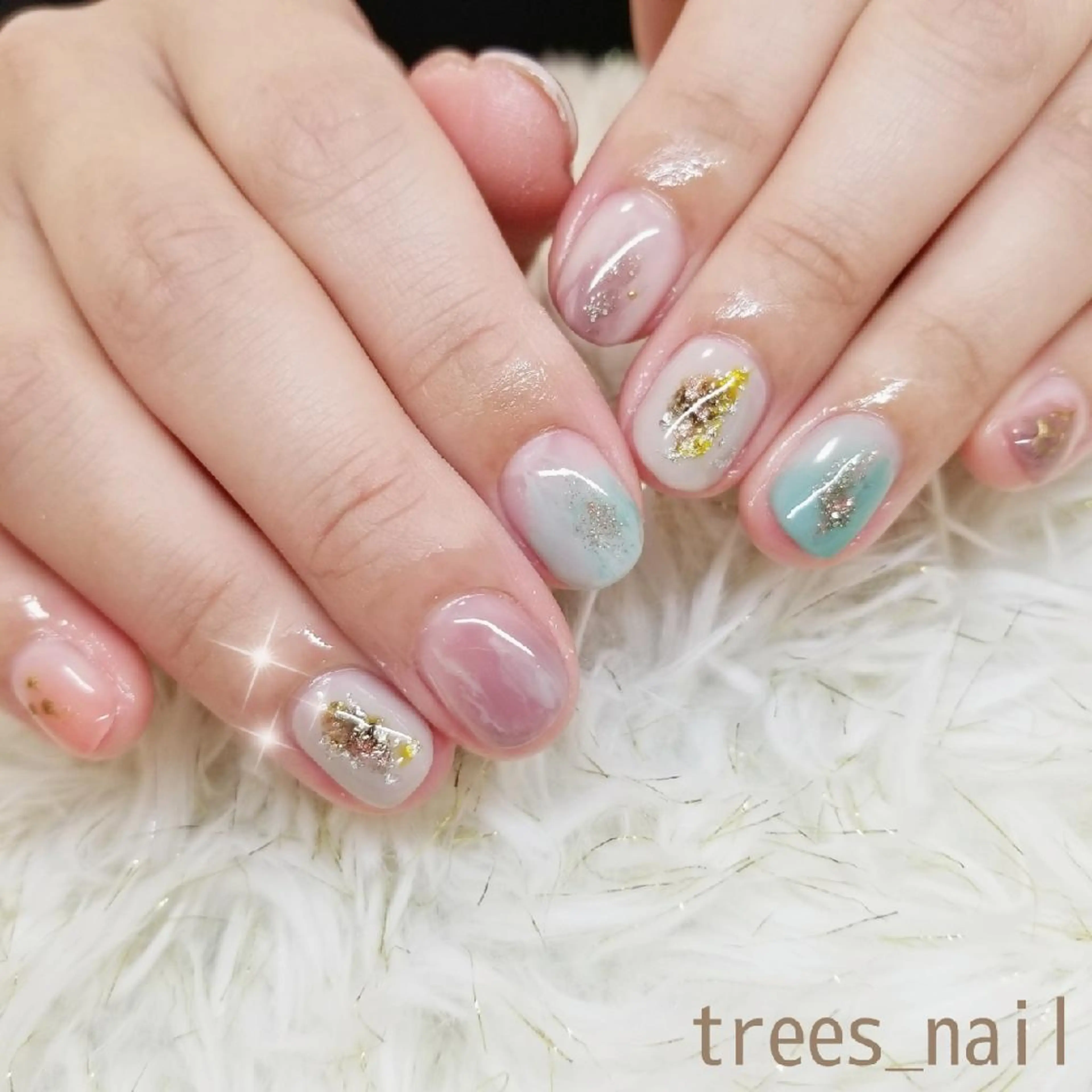 ネイル ブラウン グリーン ニュアンスネイル 春ネイル ハンドネイル フットネイル trees_ nailのネイルデザイン