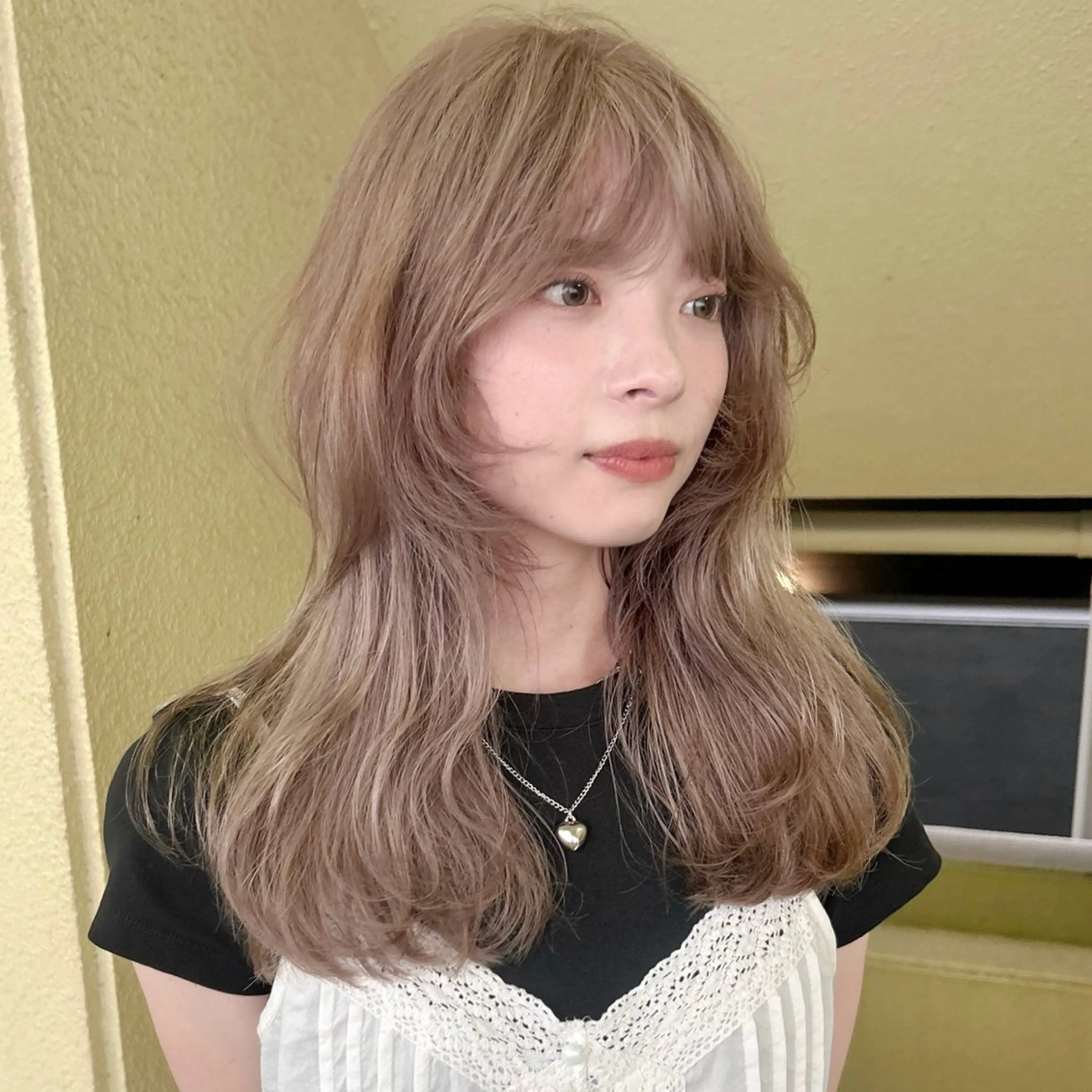 セミロング カラー ベージュカラー ブリーチ ブラウンカラー ケアブリーチ ハイトーンカラー カット ヘアカラー トリートメント レイヤーカット/栄/ 顔周り/キトウモエノのヘアスタイル