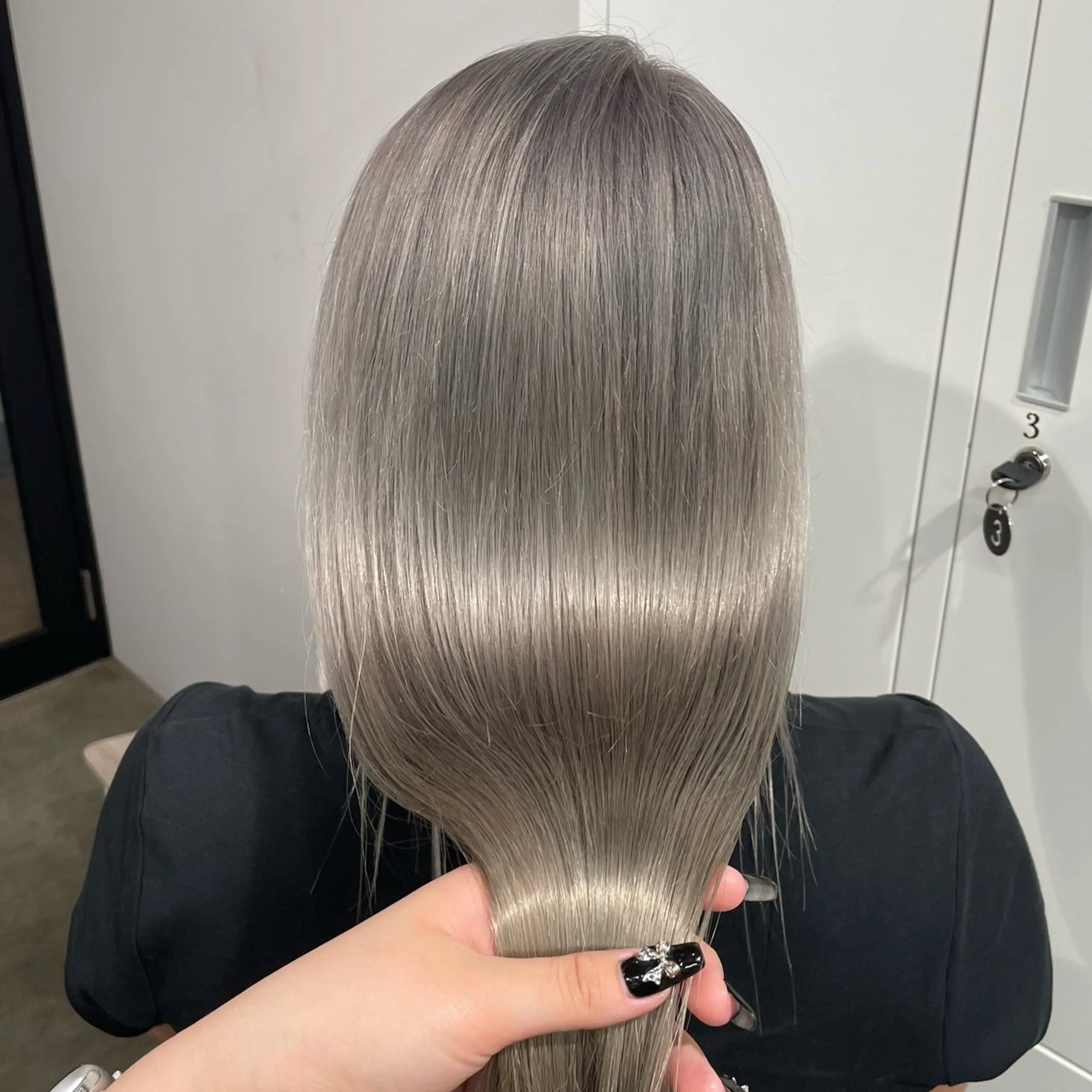 ロング カラー シルバー カット ヘアカラー トリートメント REINA ISHIDOのヘアスタイル