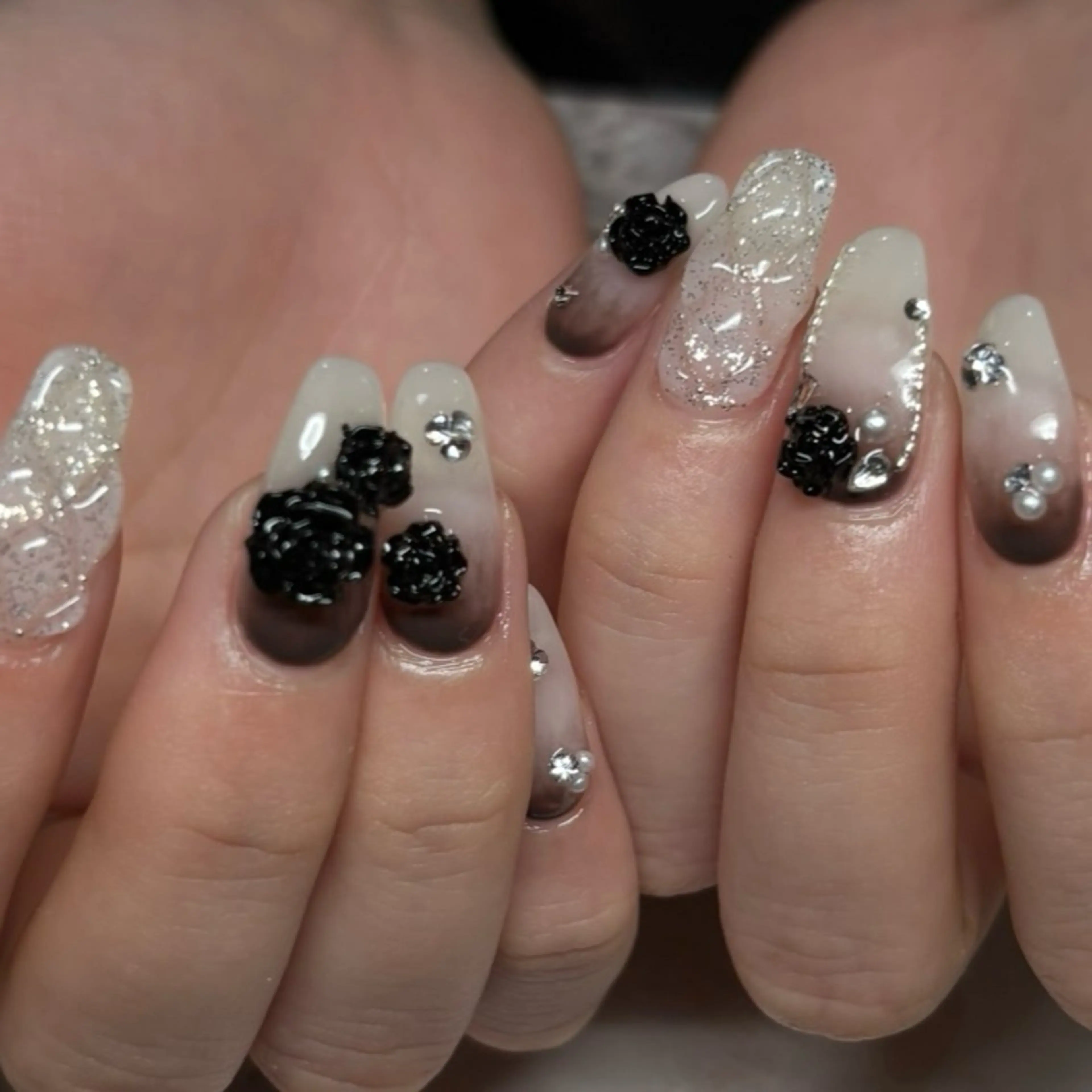 ネイル アートネイル ブラウン 成人式 ホワイト 🦋hana / nail / AOのネイルデザイン