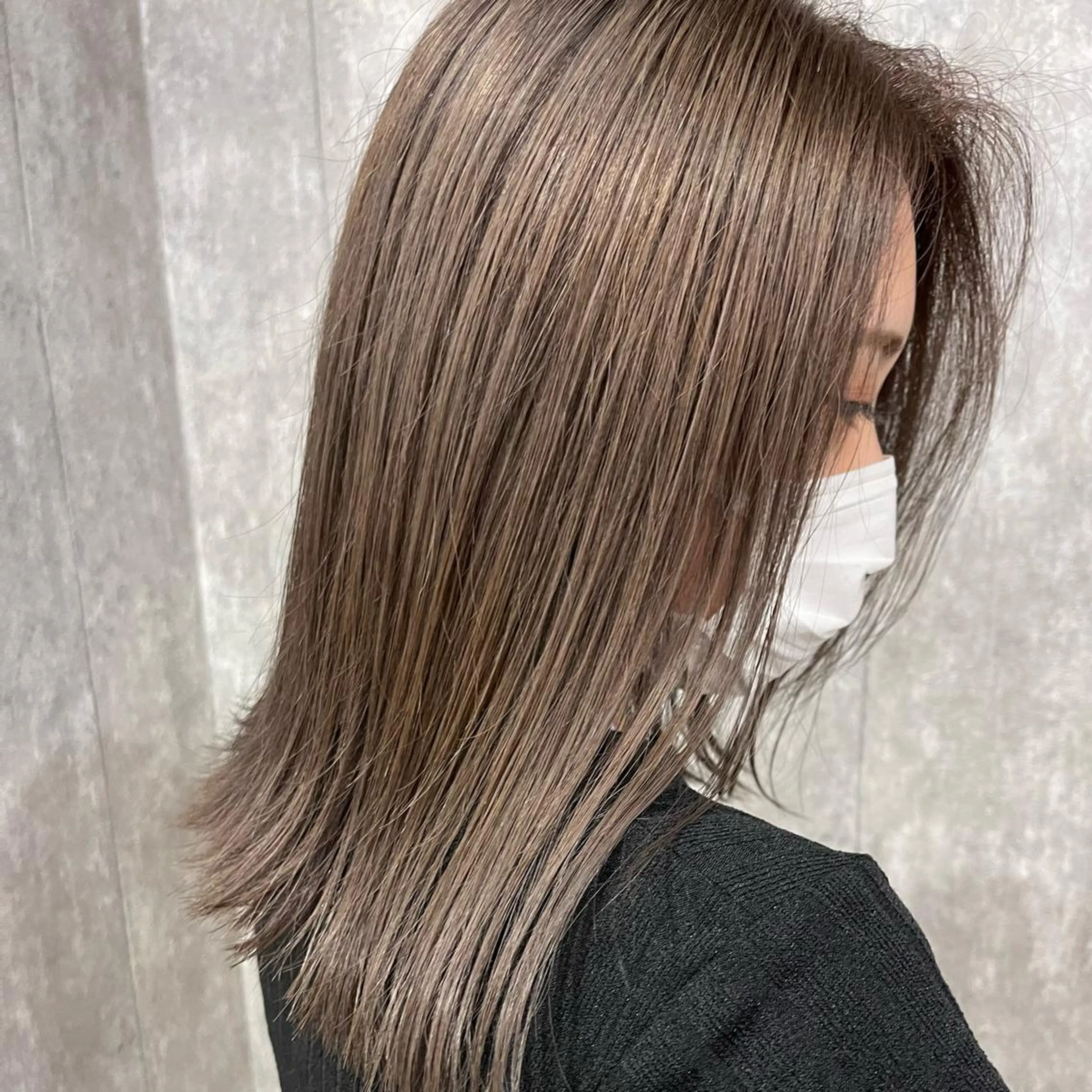 ミディアム カラー ヘアアレンジ グレージュ シルバー シルバーグレージュ TIDEHAIR SHIHOのヘアスタイル