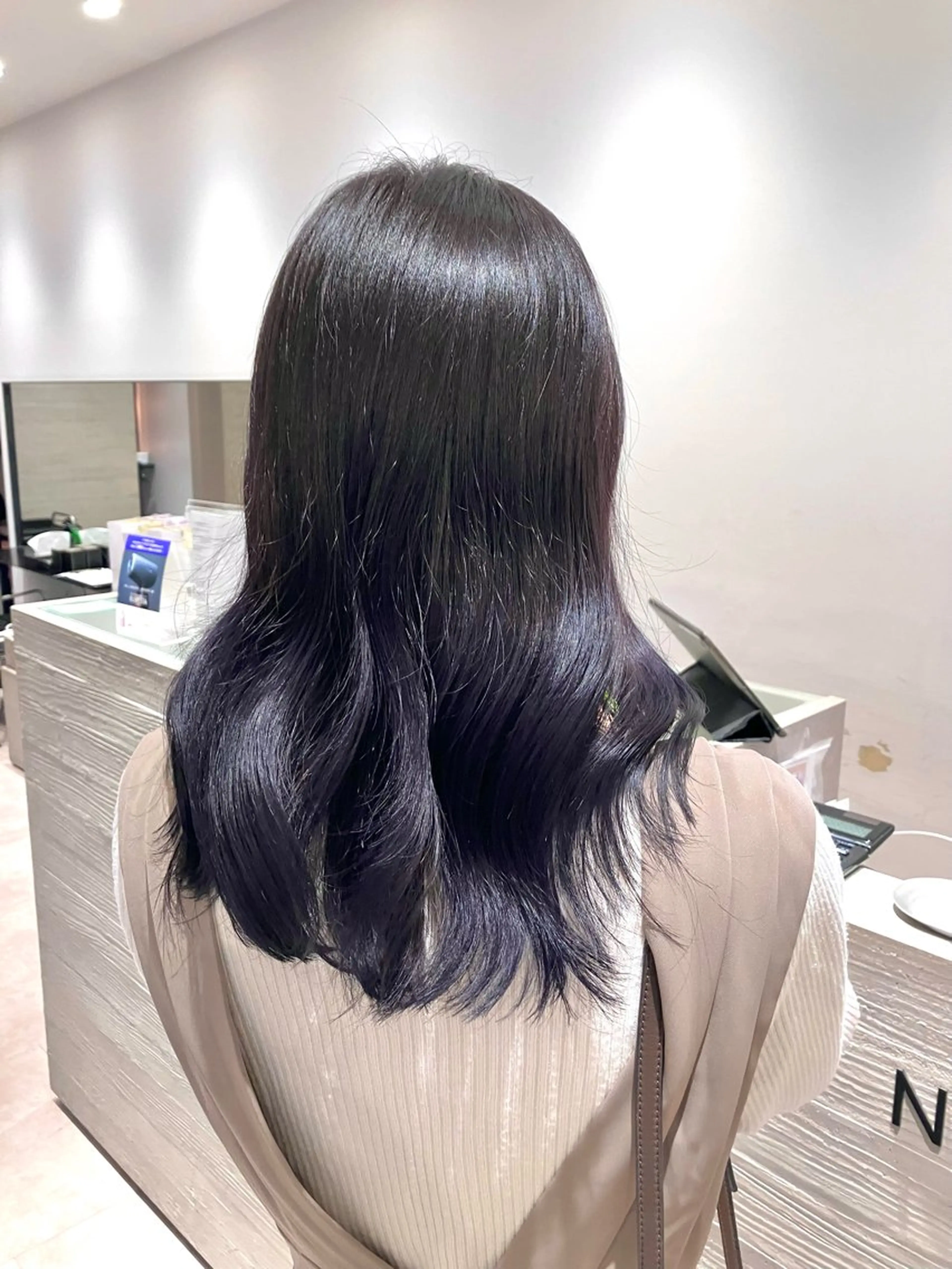 セミロング カラー ブリーチ グラデーションカラー ラベンダーカラー サキ🤍ハイトーン 🩰くびれ巻きヘアのヘアスタイル