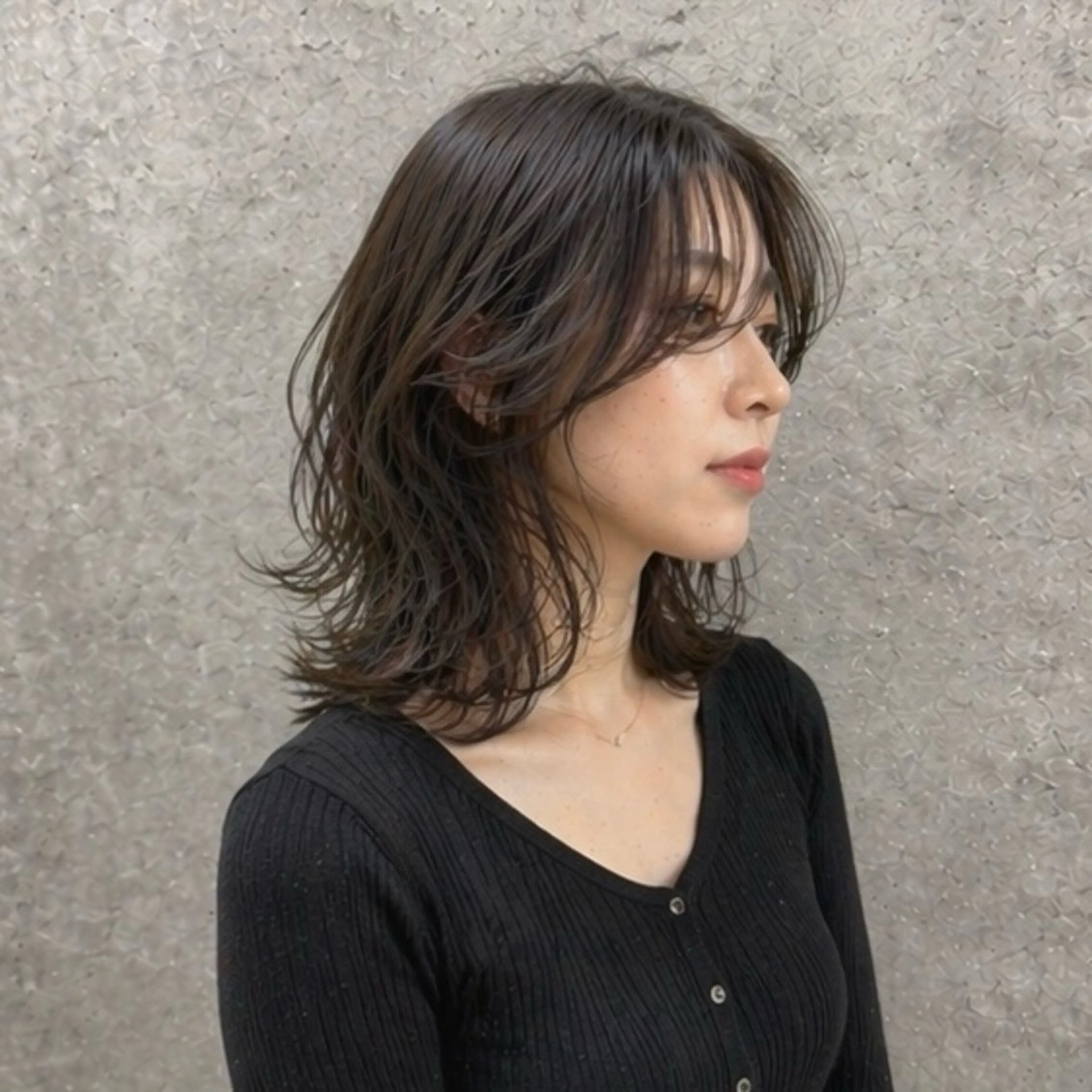 ミディアム 小島 咲音/艶カラー /レイヤー/縮毛矯正のヘアスタイル