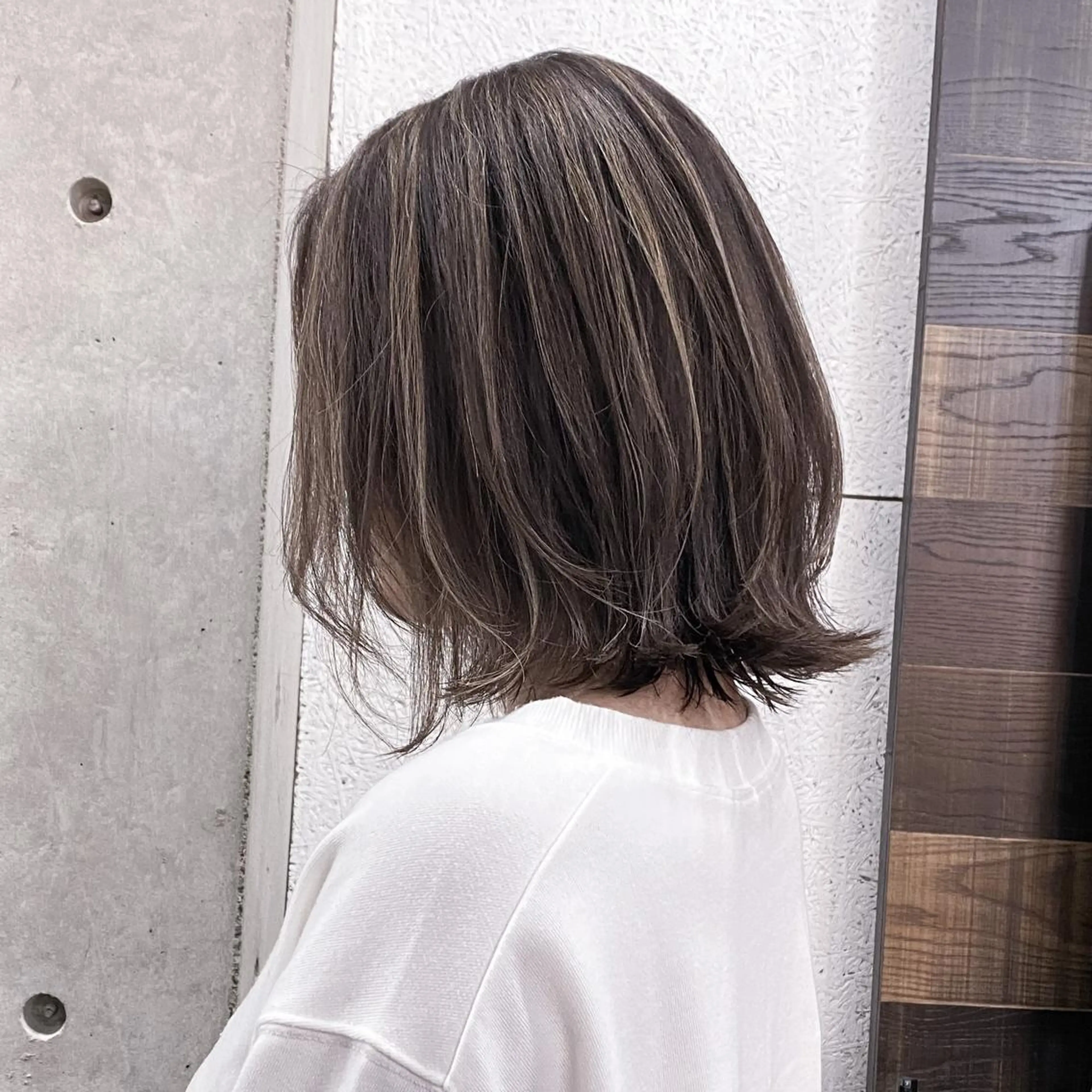 ショート カラー ネイル マツエク・マツパ ハイライトカラー ボブ ハイライト レイヤーカット 外ハネヘア 中山 天地のヘアスタイル