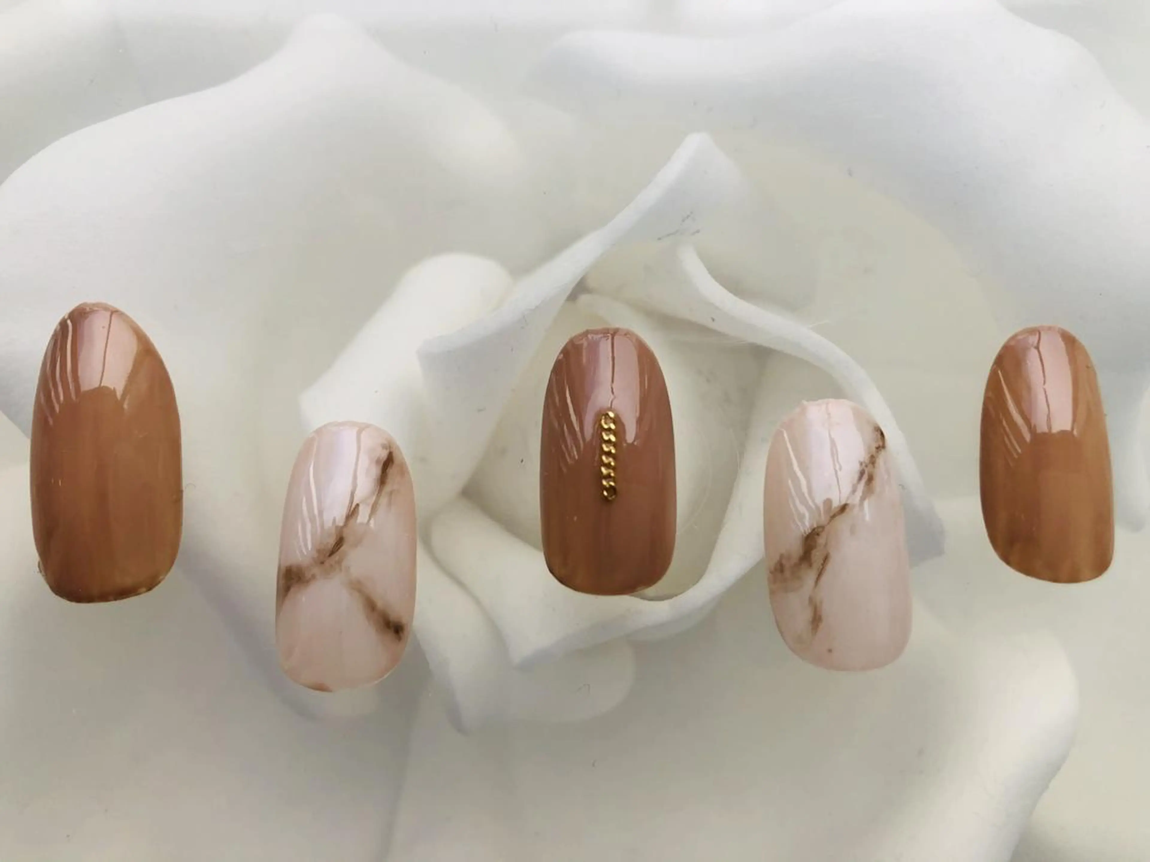 ネイル 【尾下】 ロイヤル•セラピストのネイルデザイン