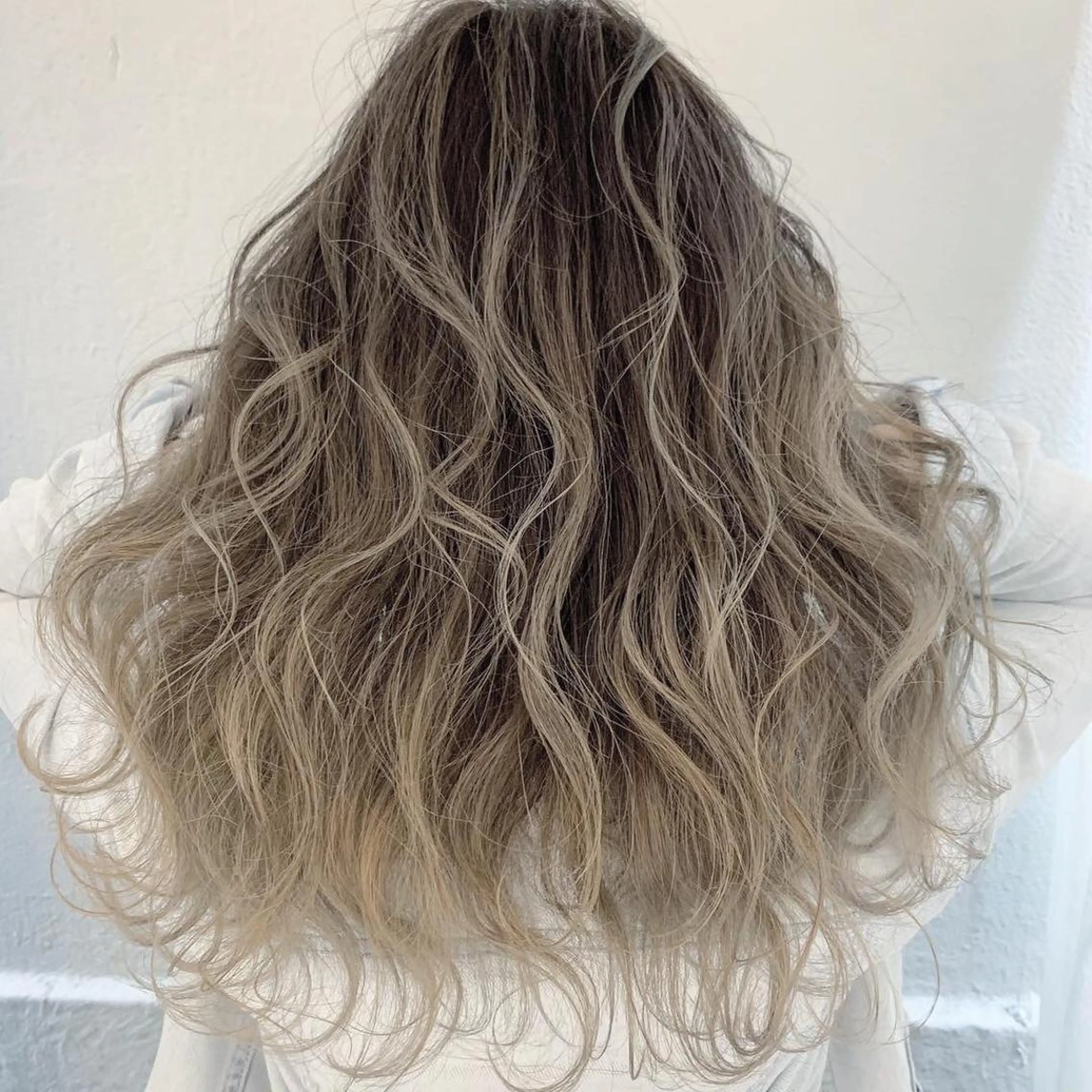 ミディアム 切りっぱなしボブ ボブ 斜めバング 伸ばしかけ レイヤーカット レイヤーカット 川田くるみのヘアスタイル