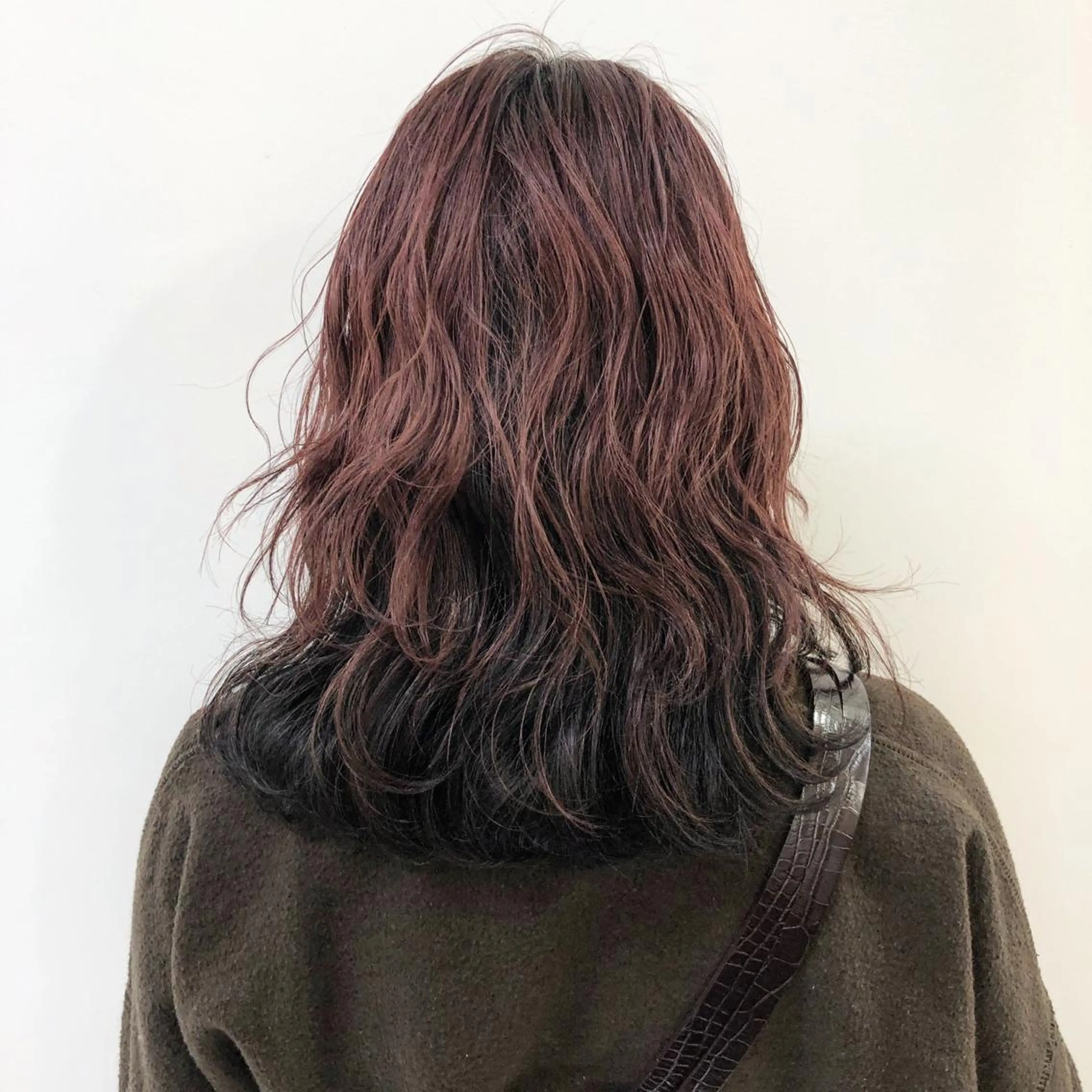 ミディアム カラー 黒髪 インナーカラー ピンクカラー レッドカラー ニシオカ タクヤのヘアスタイル