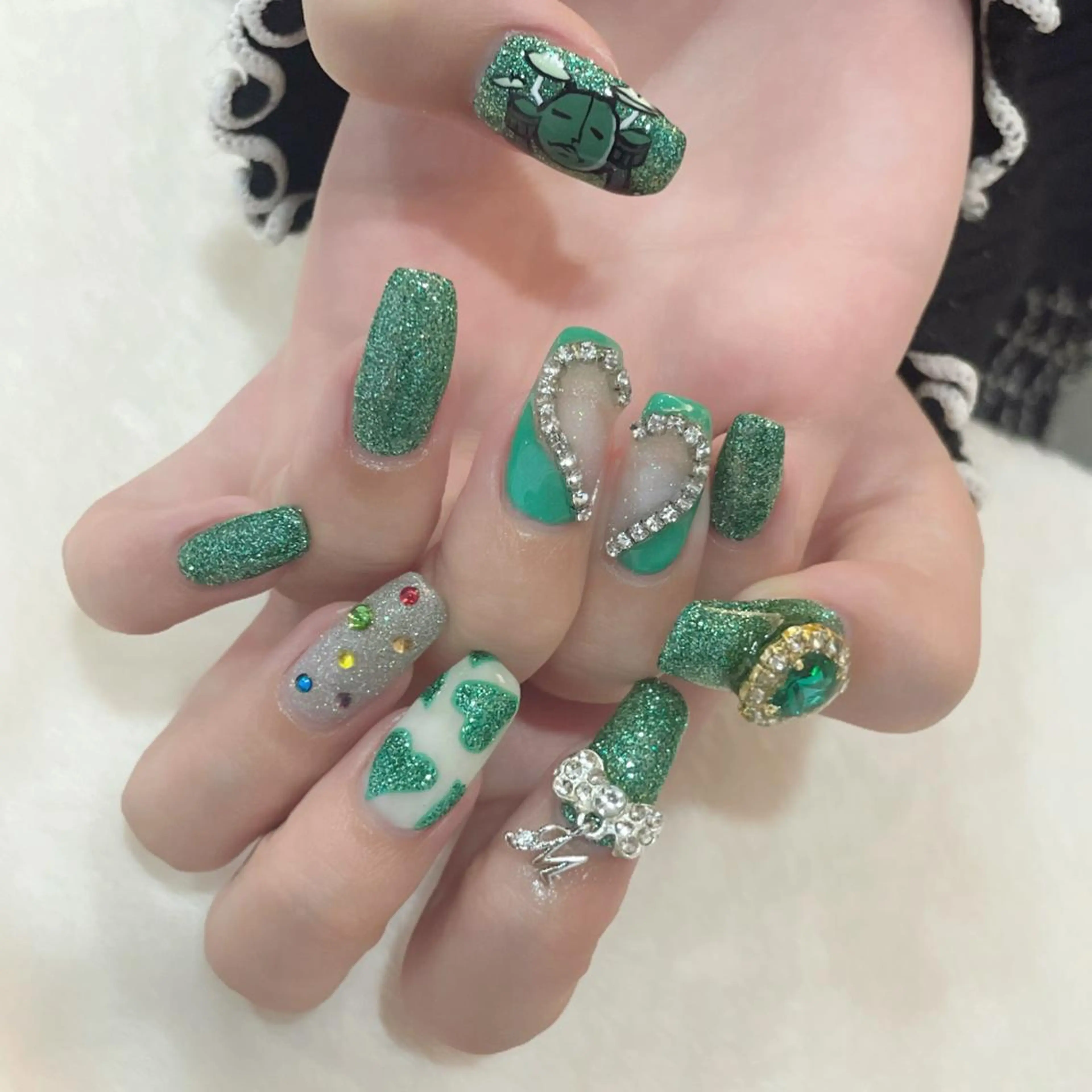 ネイル グリーン キラキラネイル 中牟田 彩水のネイルデザイン