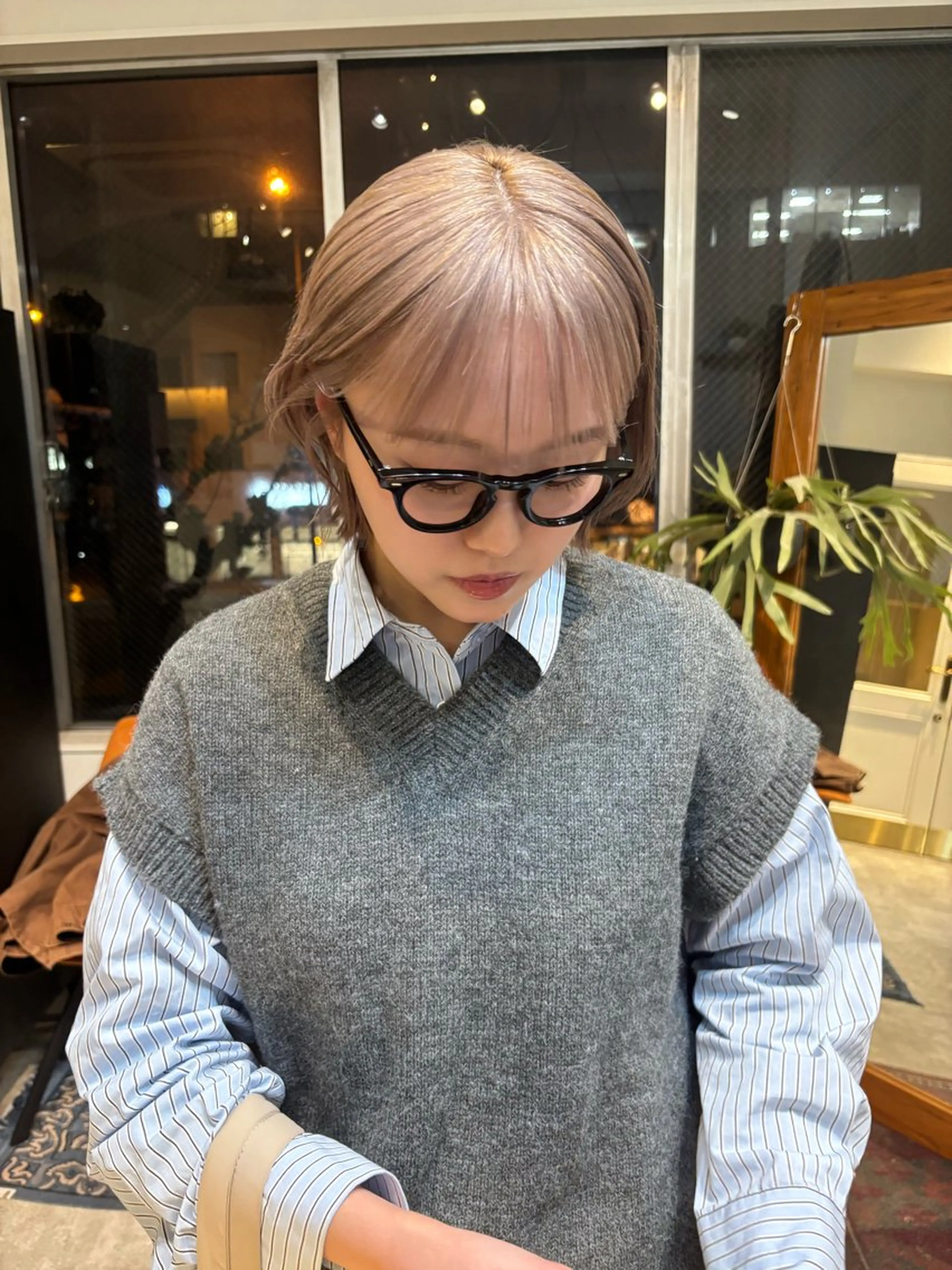 ショート カット ヘアカラー ｍｏｍｏ/ ハイトーン/ベージュのヘアスタイル