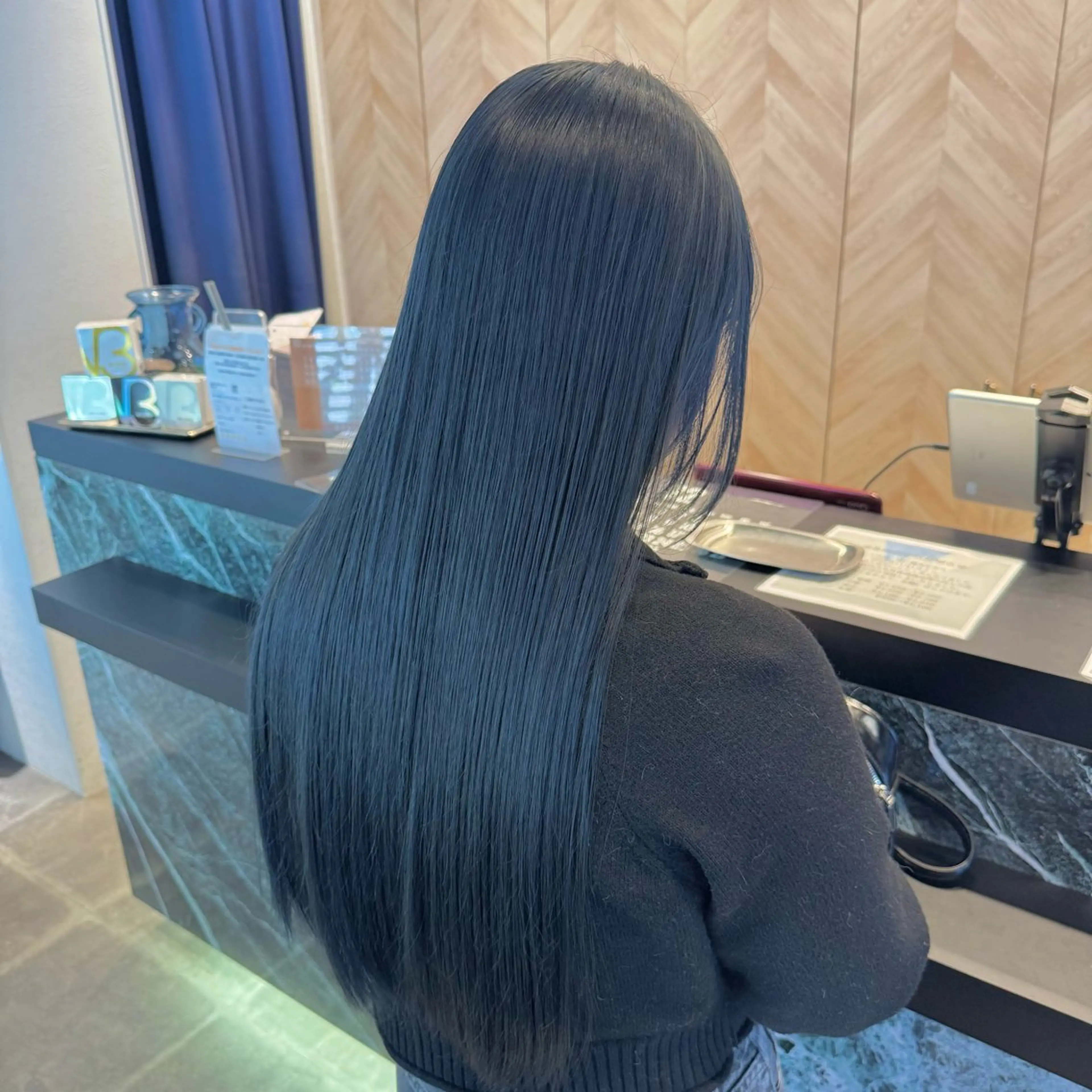 カラー 黒髪 ブリーチ ブルーカラー ブルーブラック 伊藤 深月のヘアスタイル