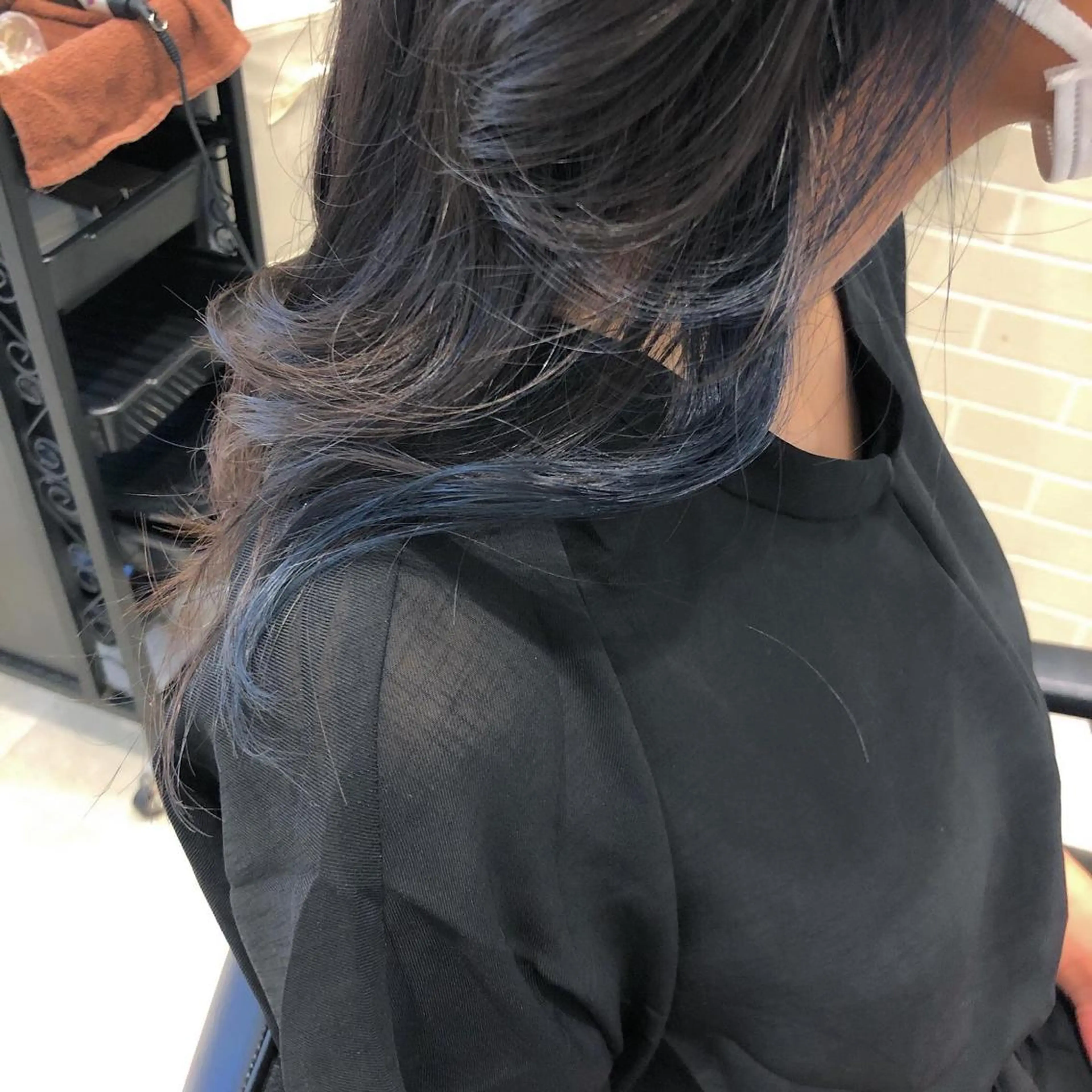 セミロング カラー ブリーチ ブルーカラー イヤリングカラー 🫧こおりやま なつみ🫧のヘアスタイル