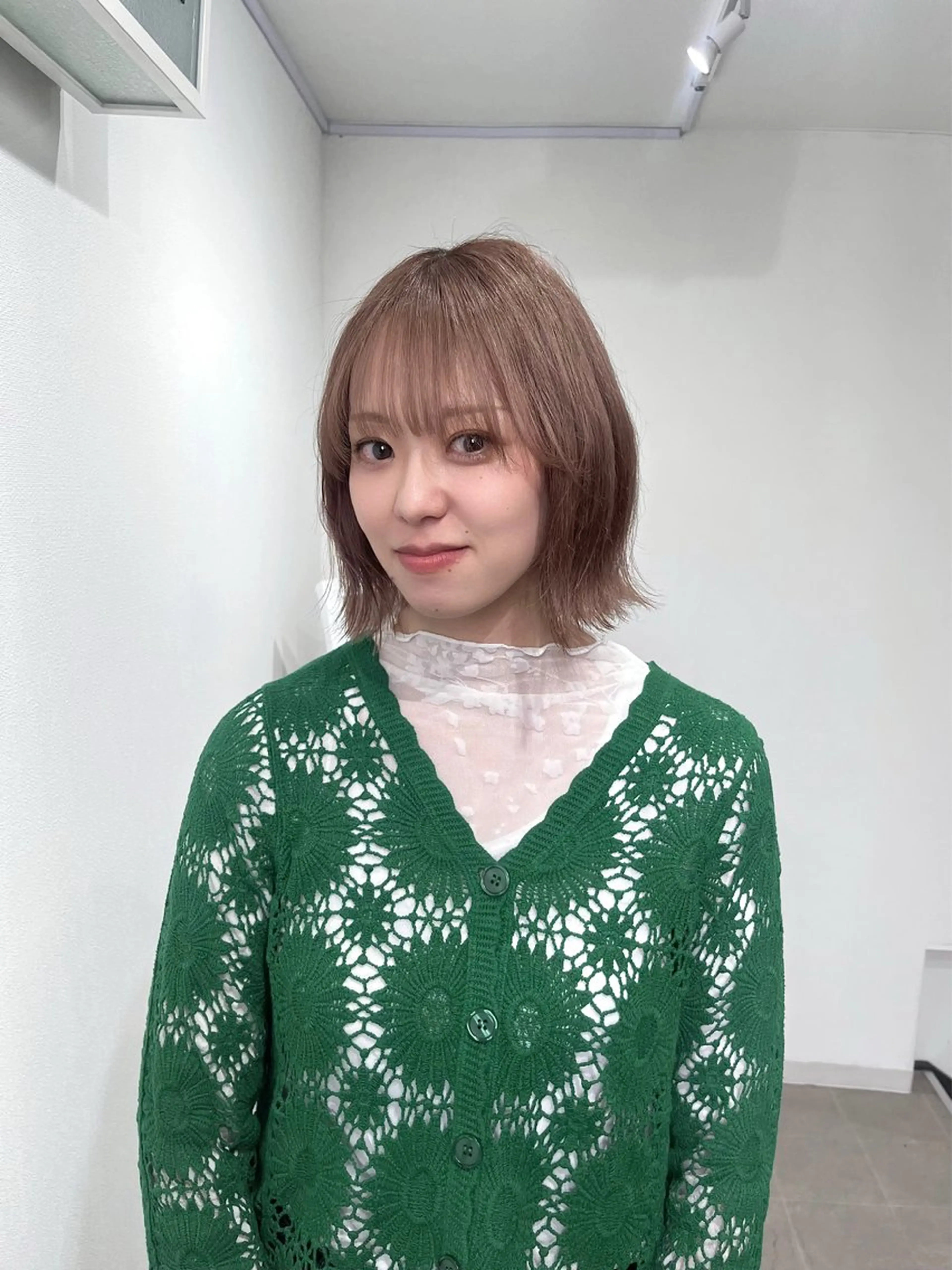 ショート カラー ベージュカラー ブリーチ ミルクティーベージュ 韓国ヘア🇰🇷 RYOTAのヘアスタイル