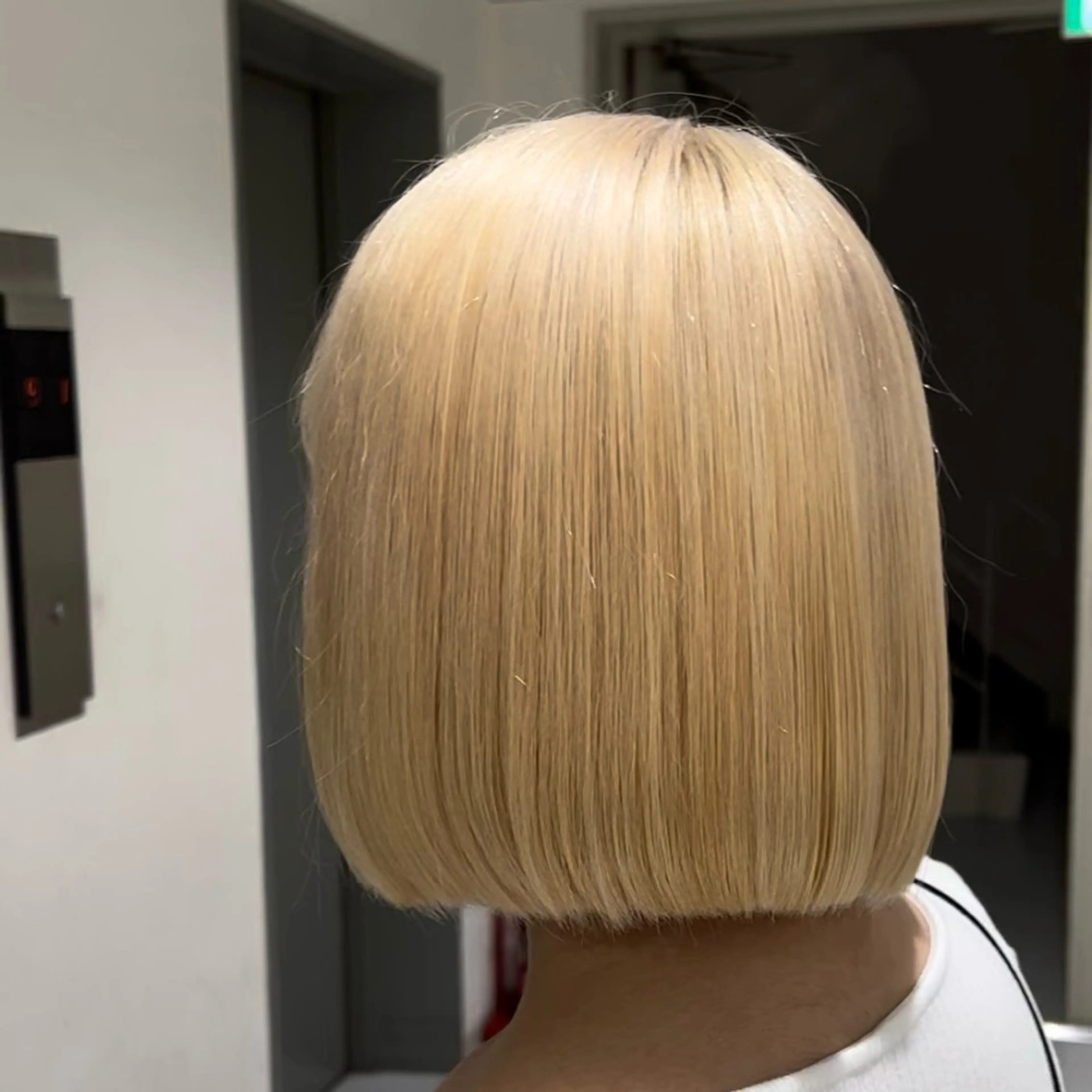 カラー ブリーチ 抜きっぱなしブロンド ブロンド はなえ/ブリーチ/複 雑履歴修正のヘアスタイル