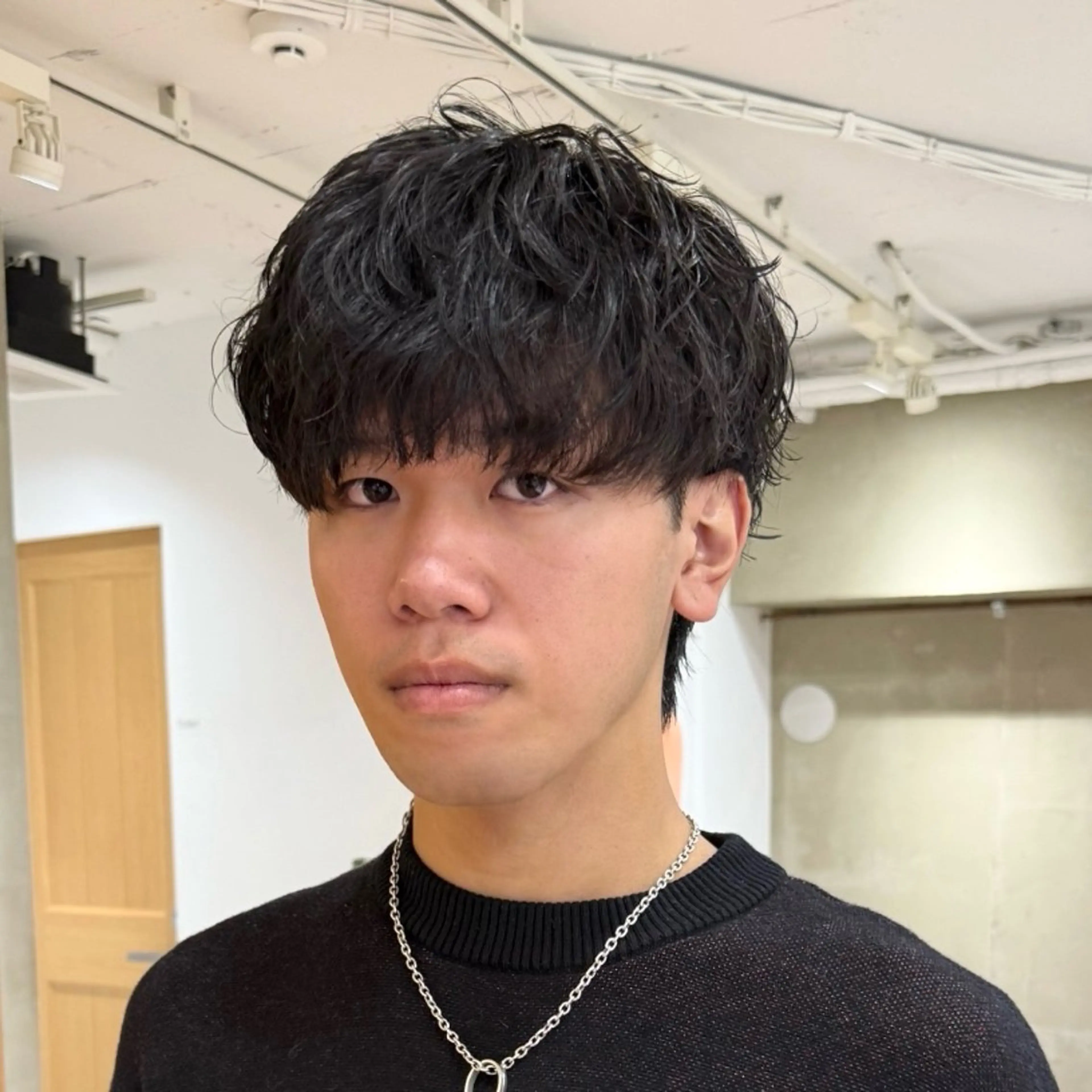 ミディアム パーマ メンズ ミディアムパーマ センターパート ダウンパーマ フェザーパーマ メンズパーマ カット パーマ センターパート 田形清流のヘアスタイル