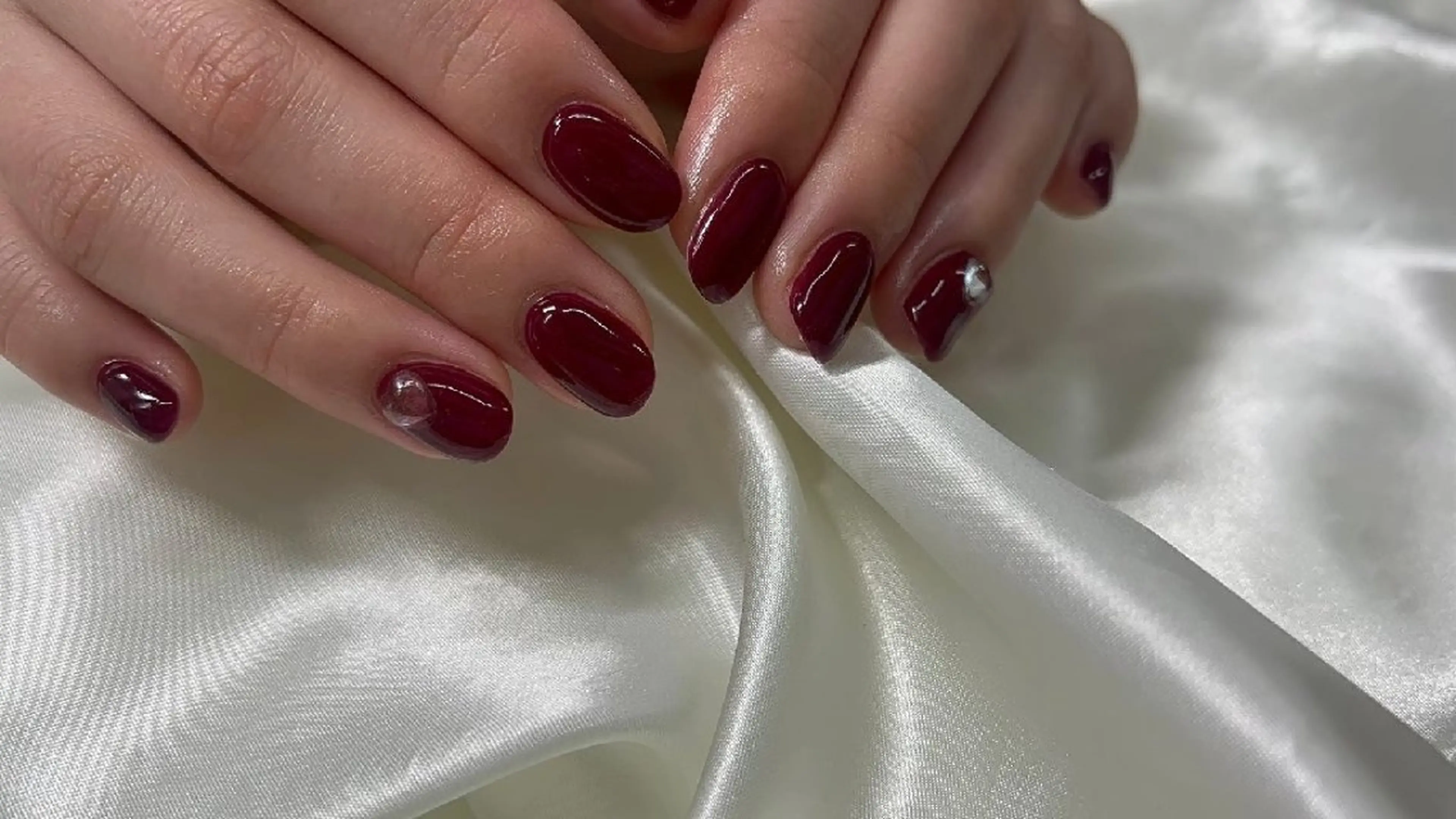 ネイル キラキラネイル オフィスネイル ワンカラーネイル 赤色 春ネイル ハンドネイル Moana Shioriのネイルデザイン