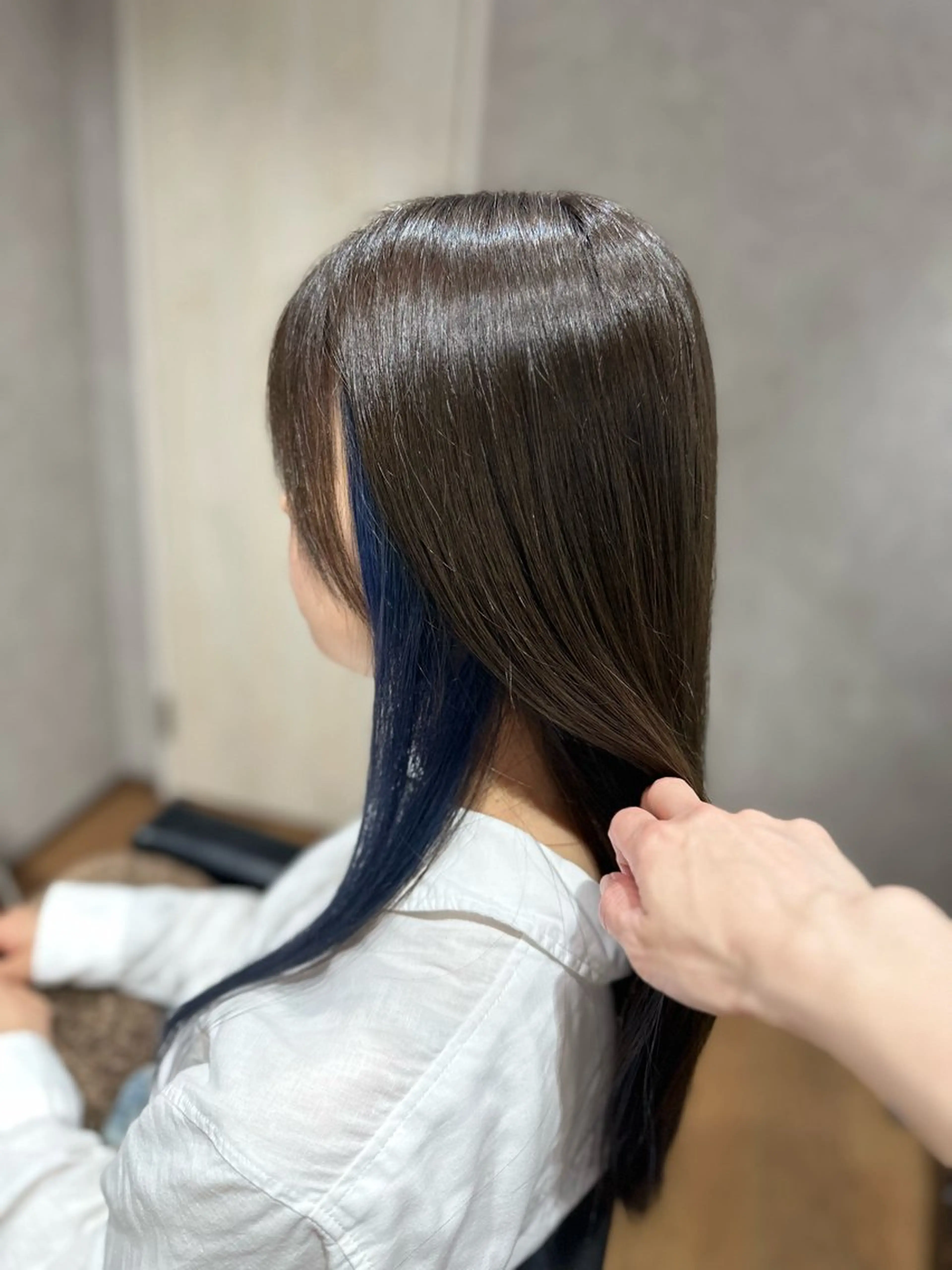 セミロング ヘアカラー ✂️秋葉原 🤍YURI🤍のヘアスタイル