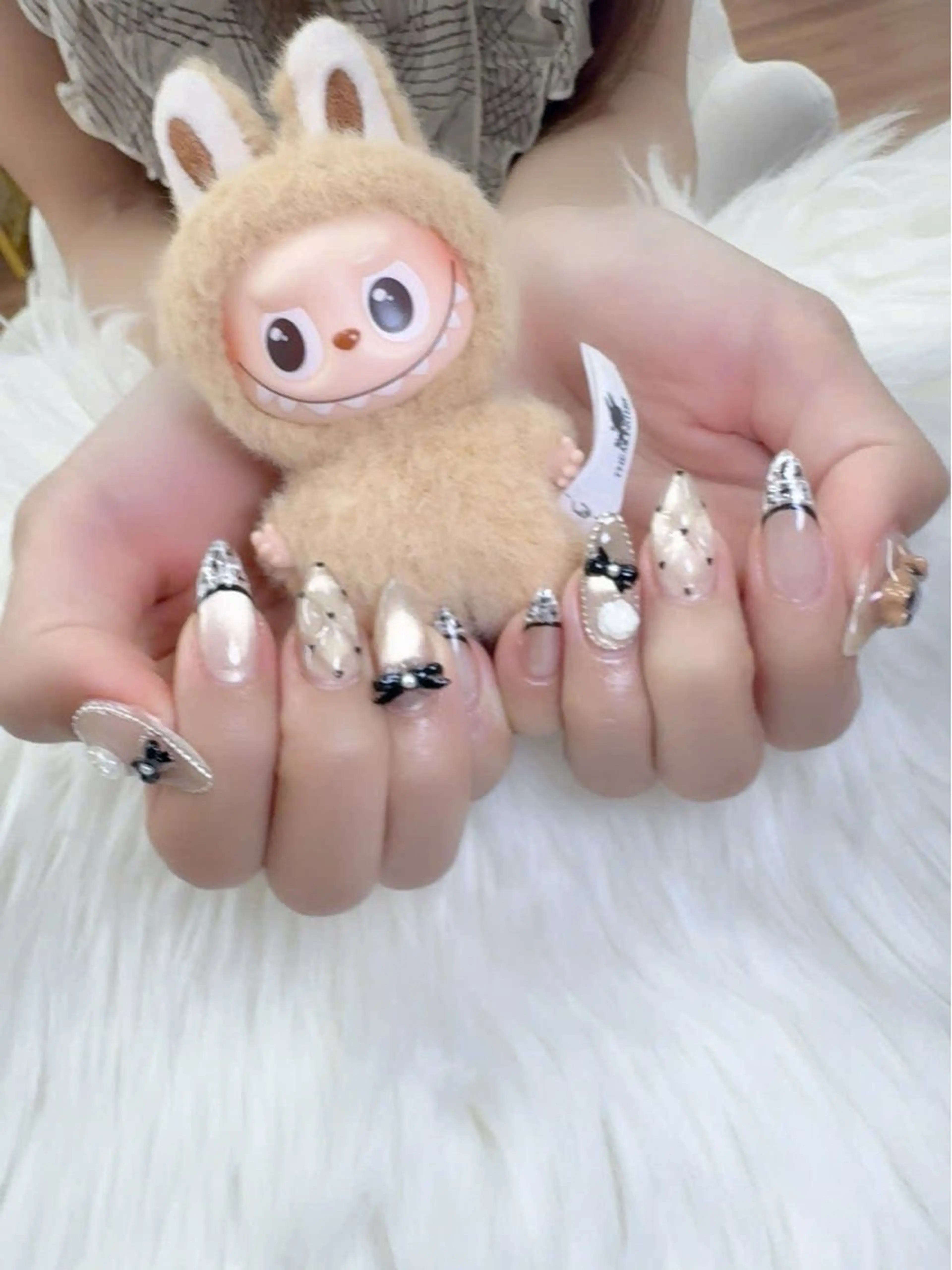 ネイル フレンチネイル グラデーション キラキラネイル 韓国ネイル マグネットネイル ハンドネイル ハンドケア Hara Nail 【パラジェル使用】のネイルデザイン