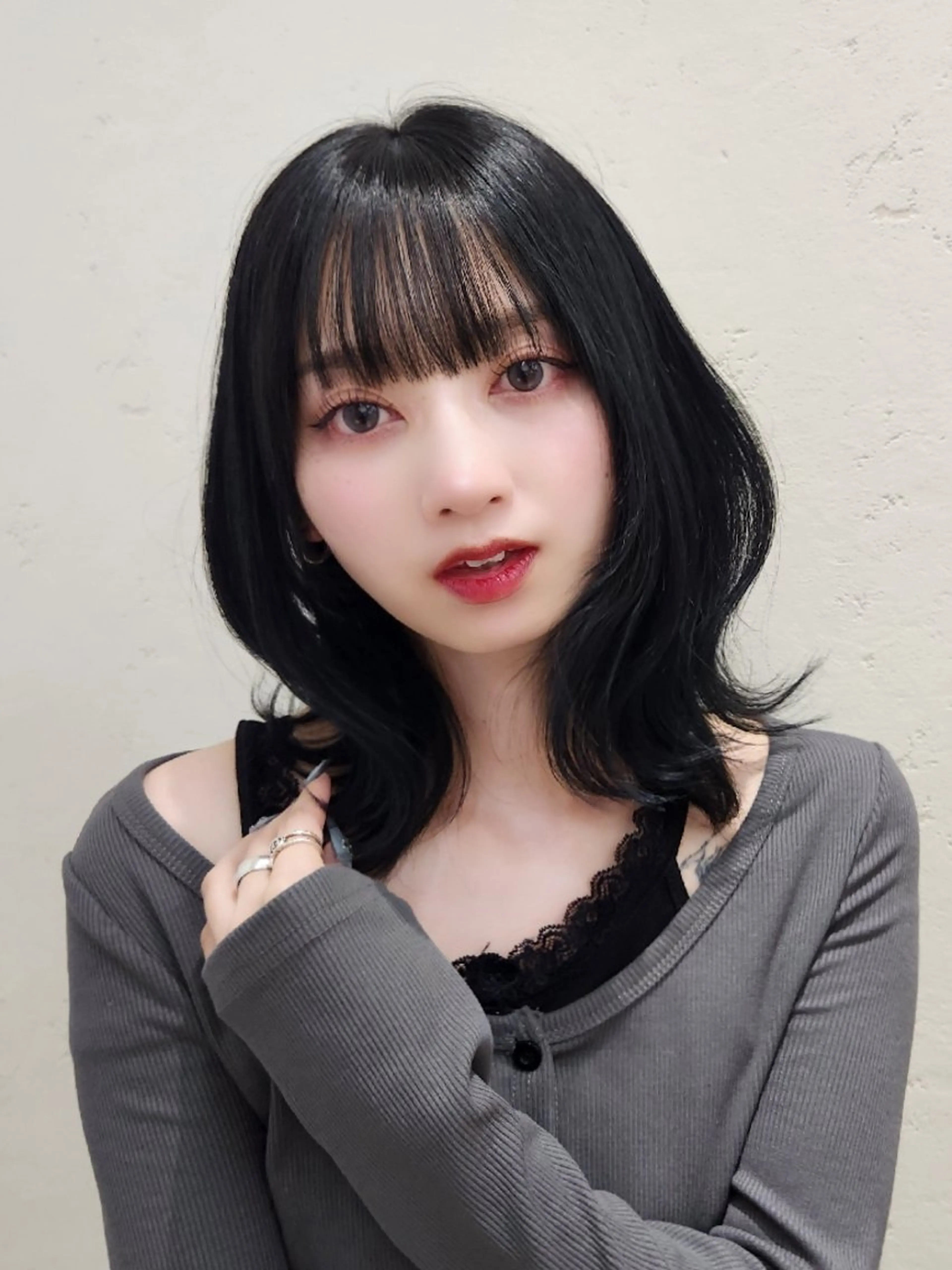 ミディアム カラー 黒髪 ブルーカラー ブルーブラック ヘアカラー 【縮毛矯正/髪質改善 カラー】yumiのヘアスタイル