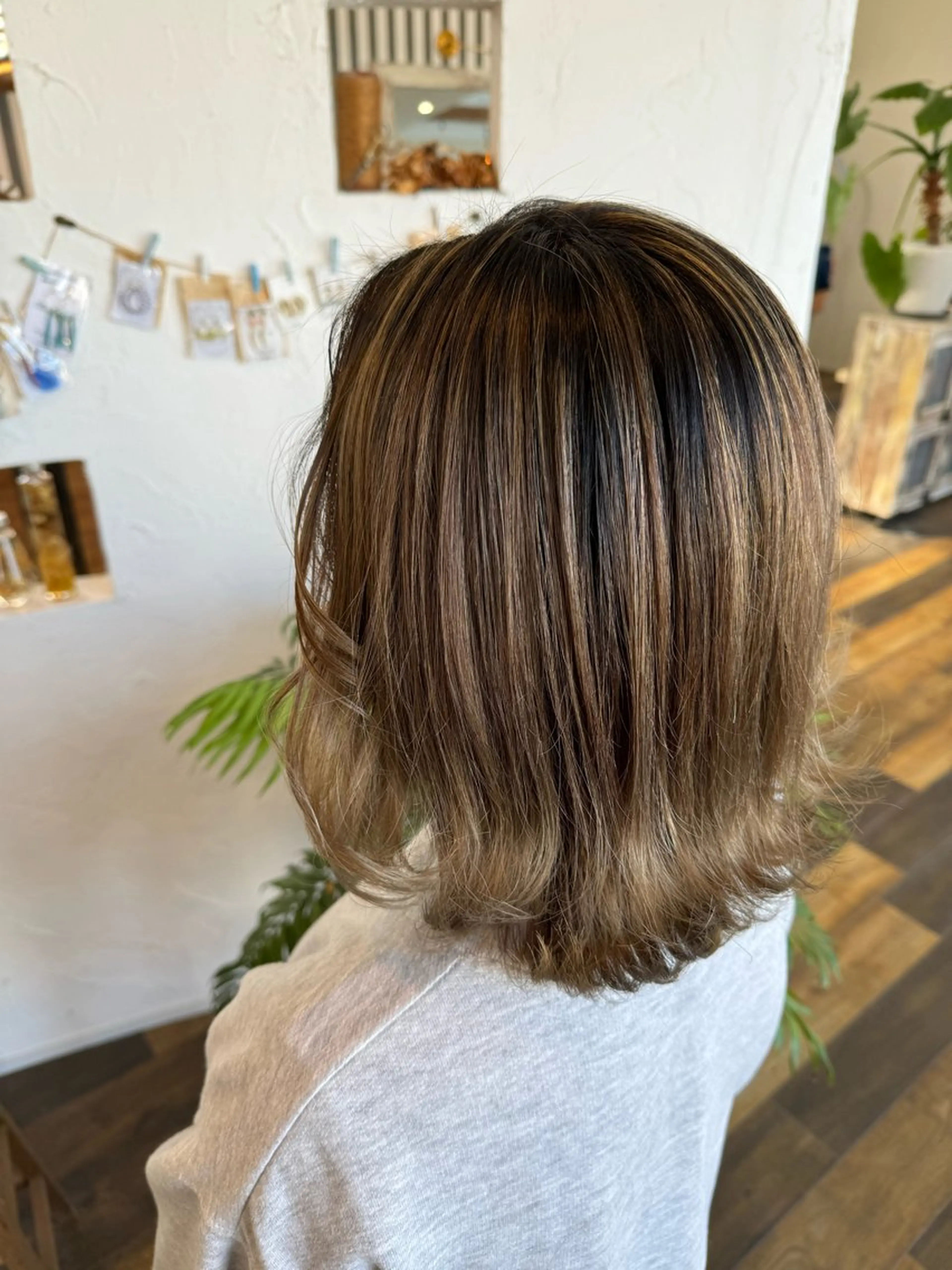 ミディアム カラー アッシュ 透明感カラー ハイライトカラー ハイトーンカラー ミルクティーアッシュ ヘアカラー 🌸小掛🌸 豊橋外国人風カラーのヘアスタイル