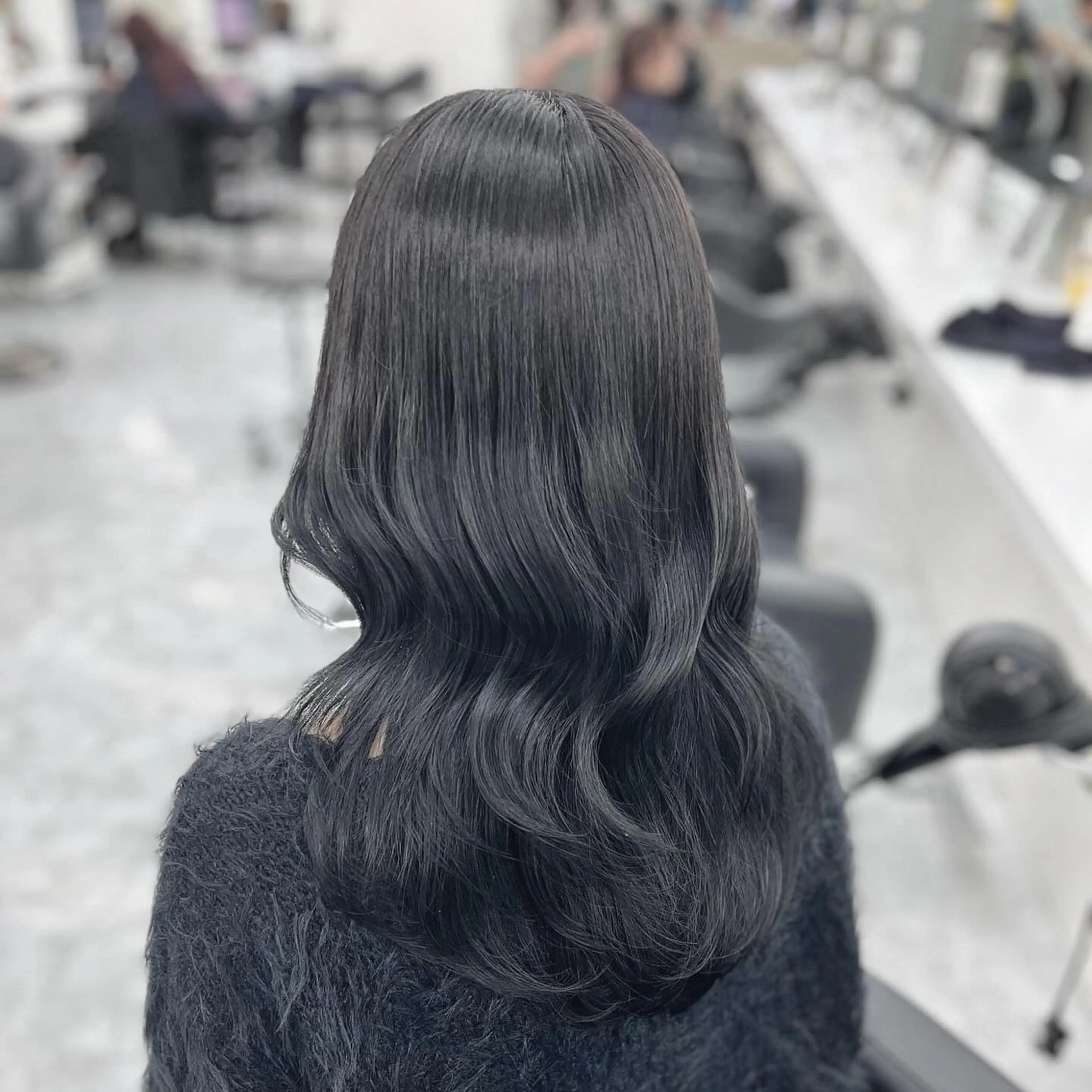 ロング カラー パーマ ヘアアレンジ メンズ キッズ メンズ韓国風 黒髪 ブルーカラー ブルーブラック ブラウンカラー ヘアカラー トリートメント ヘアセット 髪質改善Ⅰ透明感 艶カラーⅠたつやのヘアスタイル