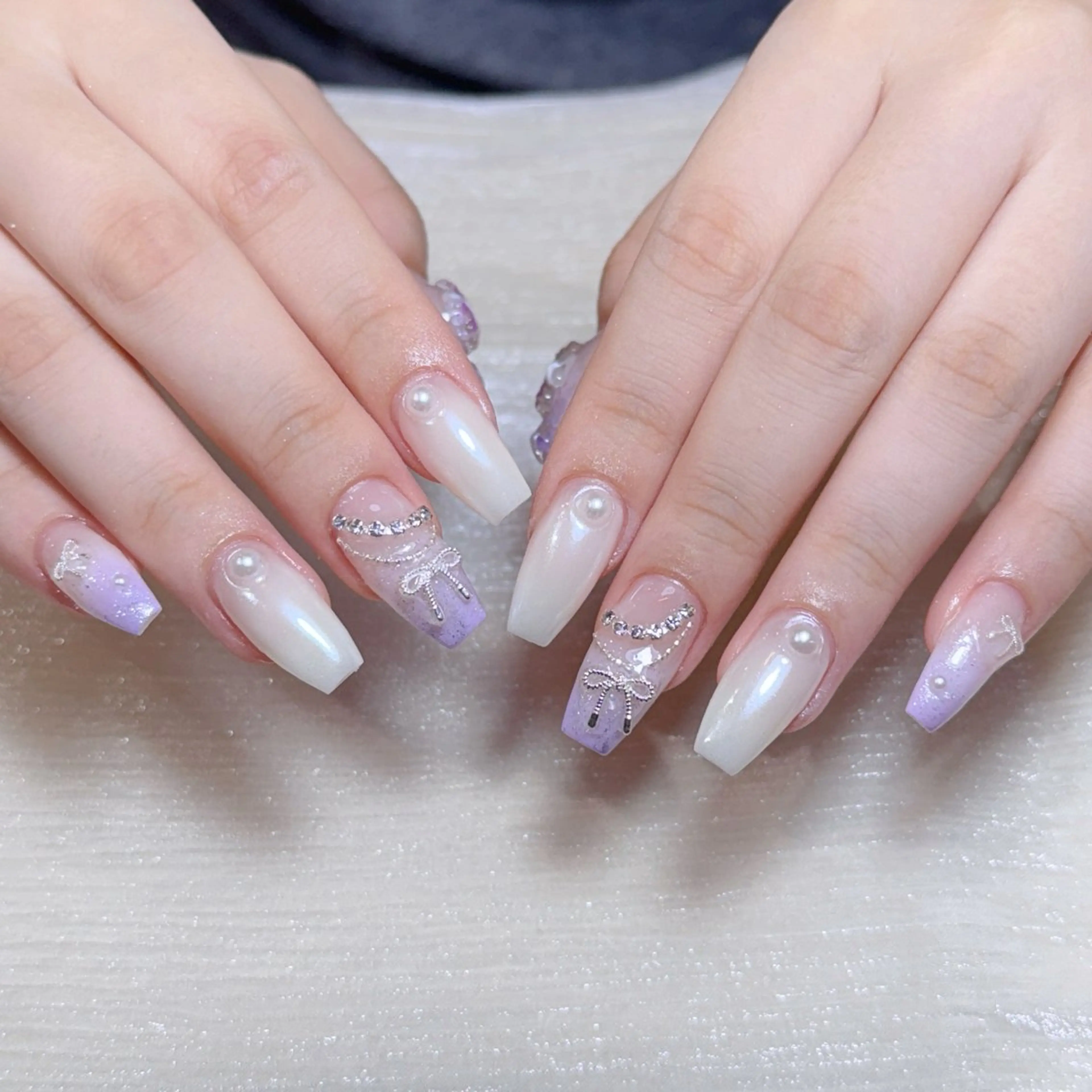 ネイル アートネイル オーロラネイル フラッシュネイル ガーリー キラキラネイル ハンドネイル Una NAILMANAMIのネイルデザイン