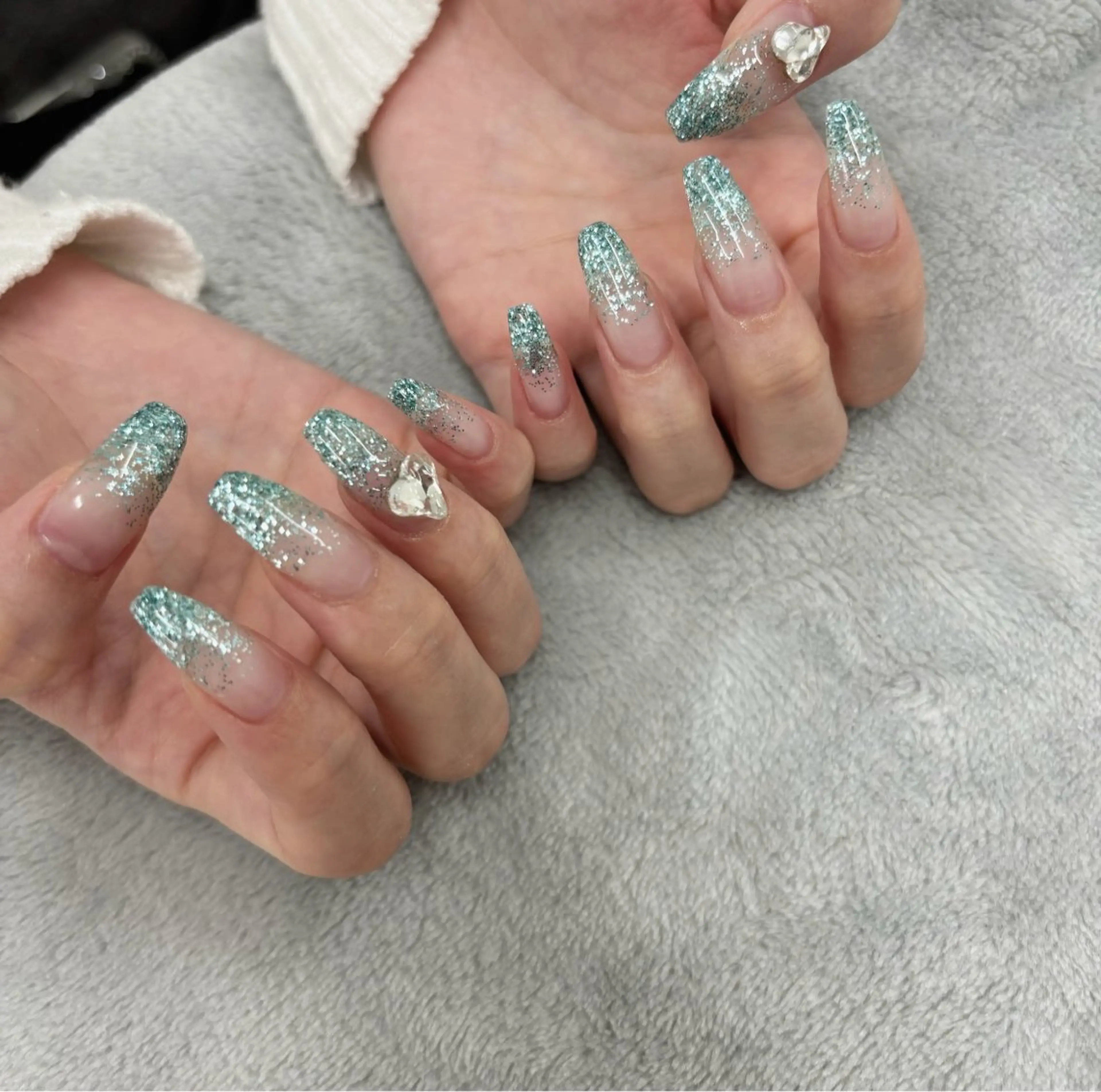 ネイル ブルー グラデーション ラメ(グリッター) ラメグラデーション ＿white所属・_white 上本町のネイルデザイン