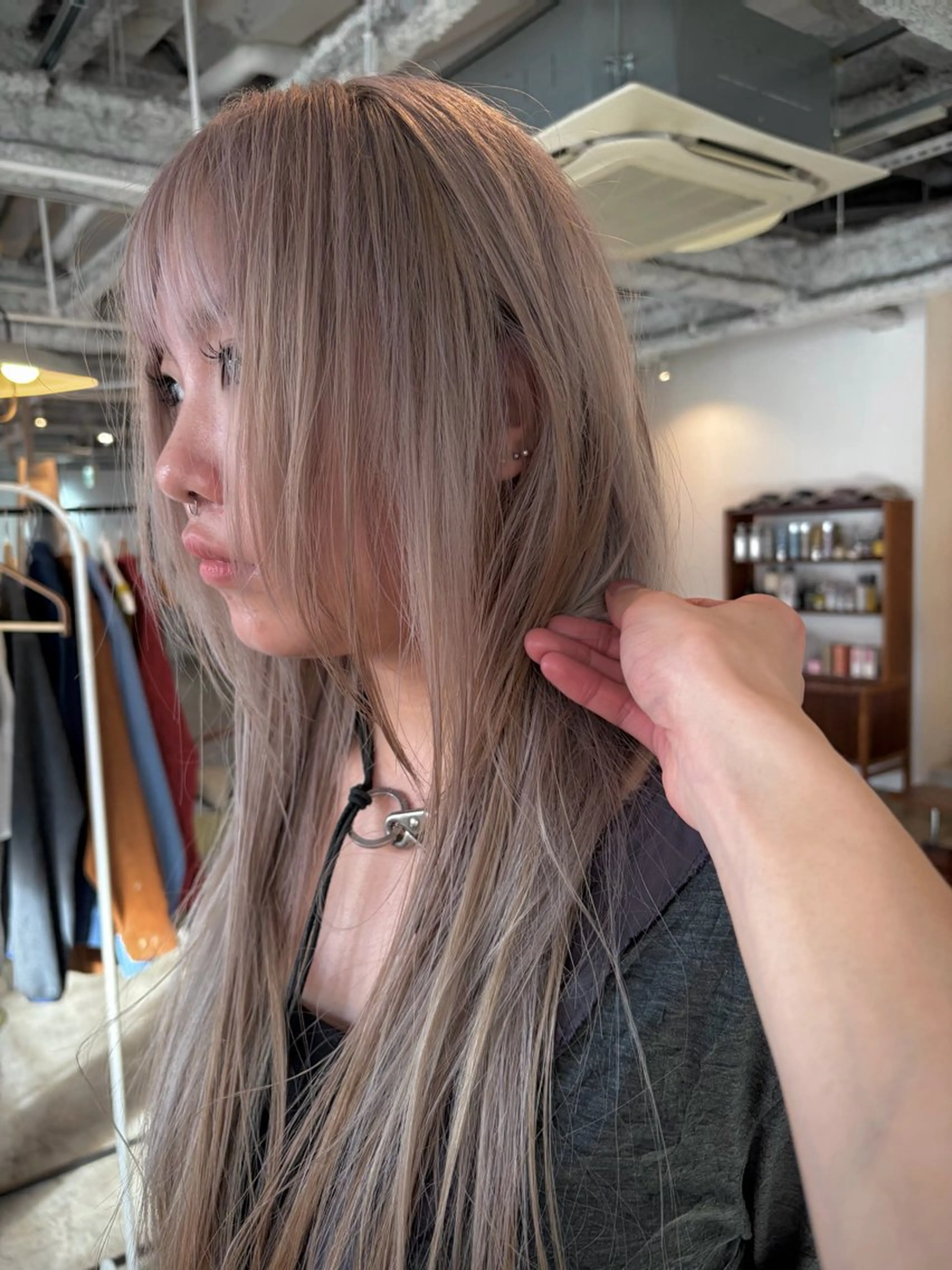 ロング カラー ベージュカラー ブリーチ ハイライトカラー ホワイトベージュ 顔周りカット カット ヘアカラー yu maのヘアスタイル