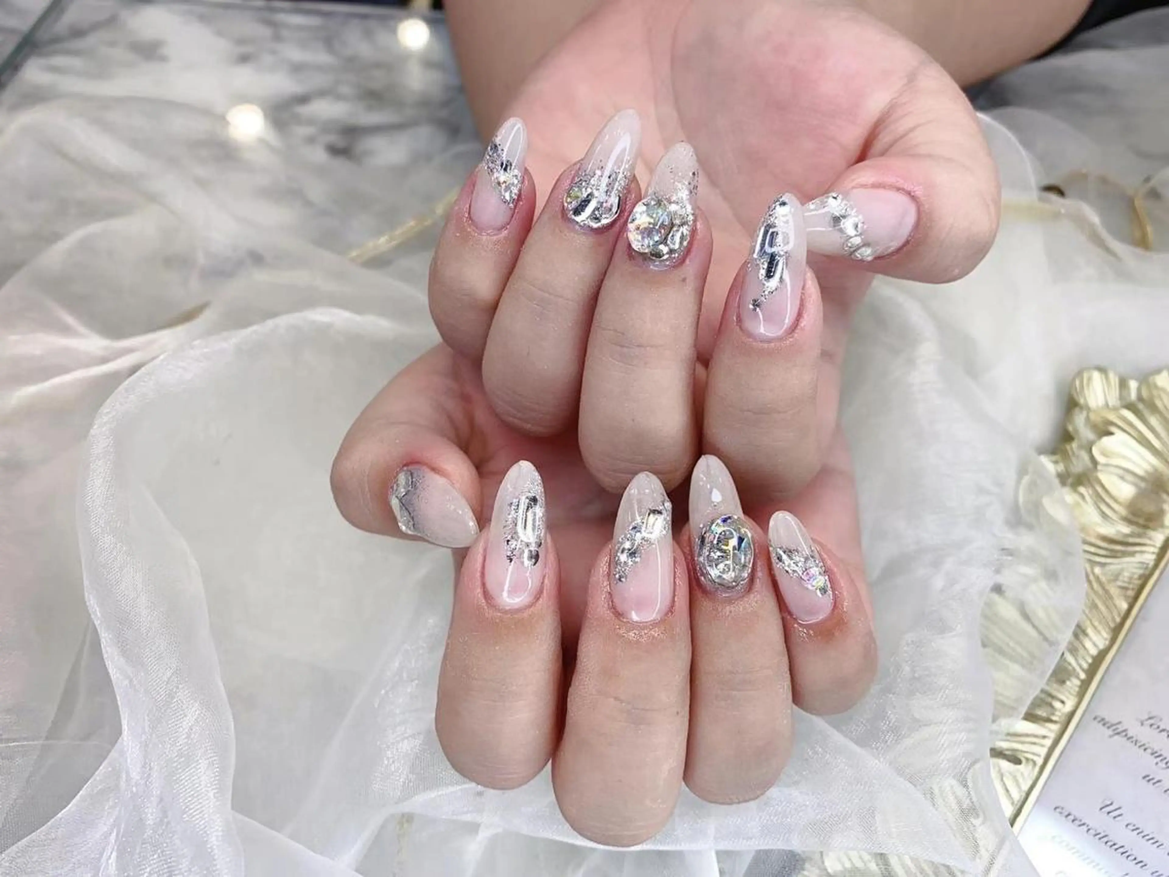 ネイル キラキラネイル シルバー ホワイト Babarla Nailのネイルデザイン