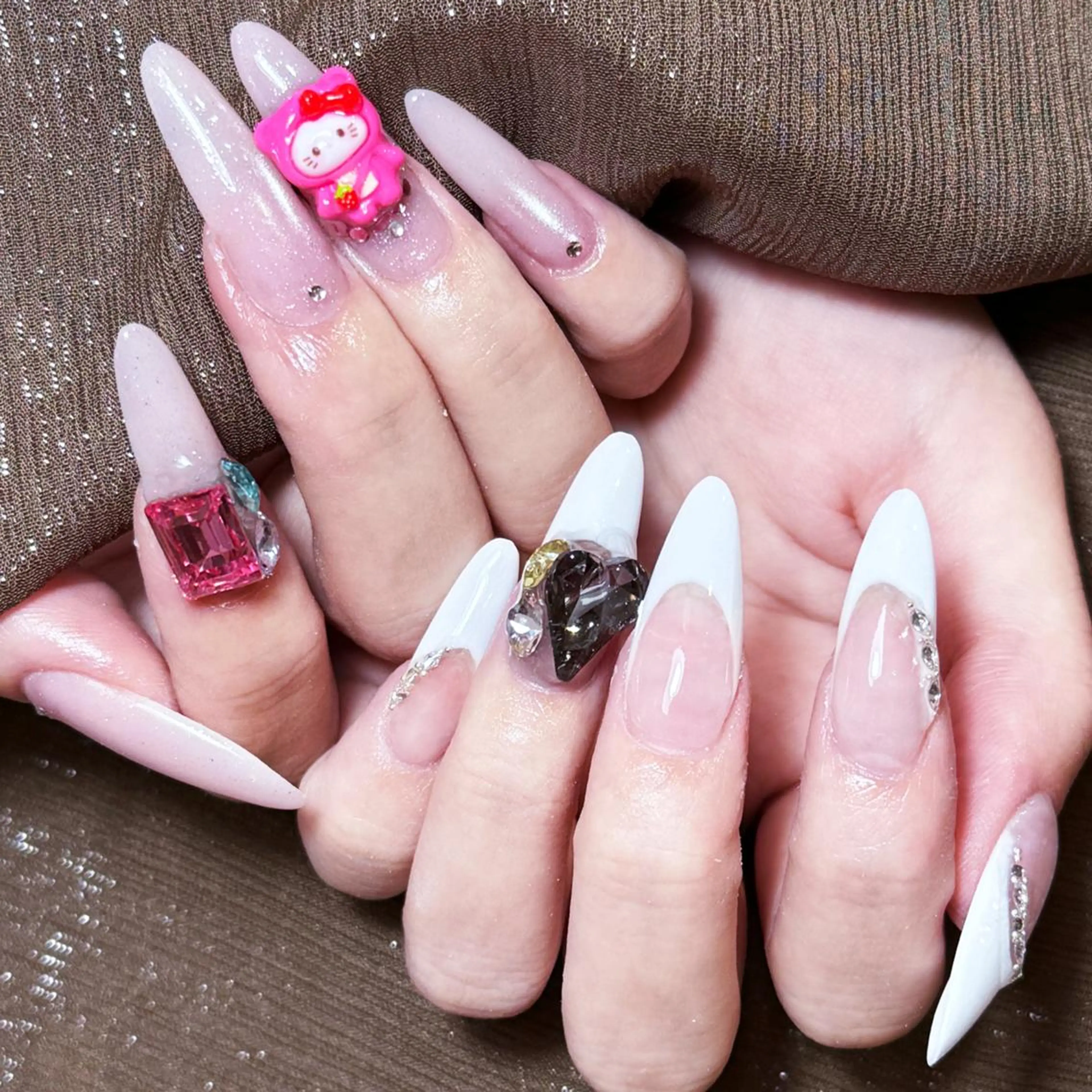 ネイル アートネイル オーロラネイル ガーリー キラキラネイル 韓国ネイル ハンドネイル Leah 💅のネイルデザイン