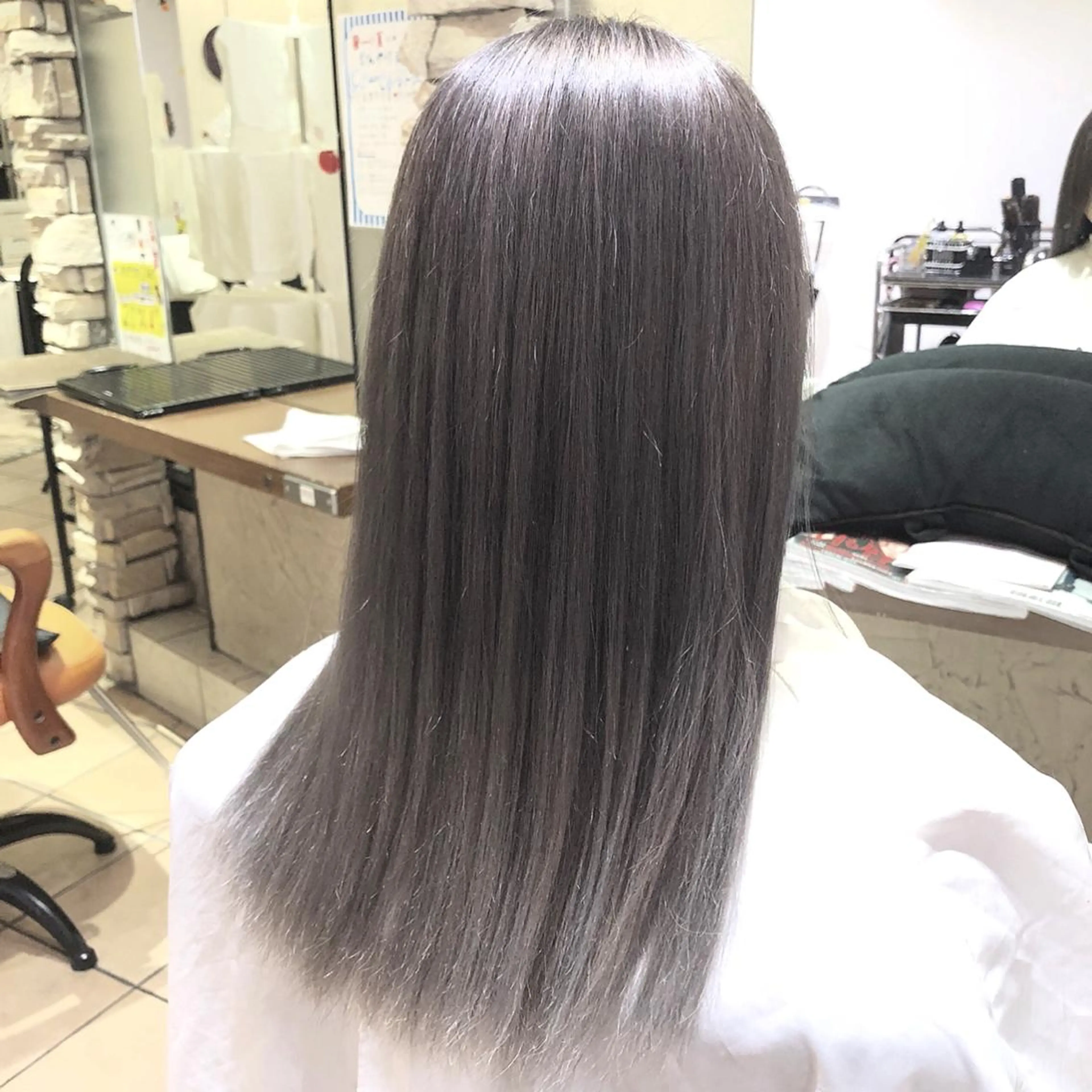 セミロング カラー アッシュ ブリーチ シルバー シルバーアッシュ 海外レイヤー/ レイヤーカット/和田のヘアスタイル