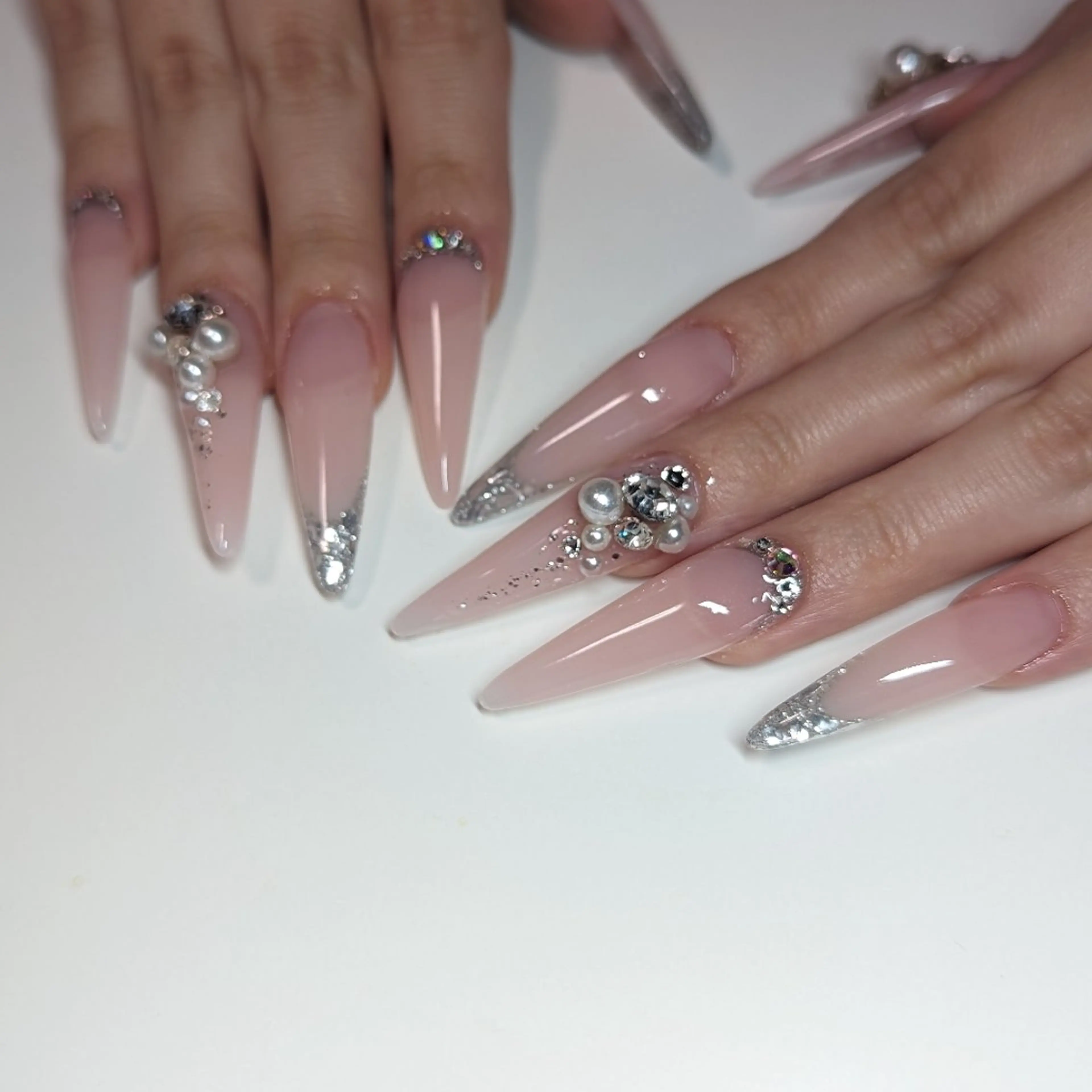 ロング ハンドネイル クロキ 。のネイルデザイン