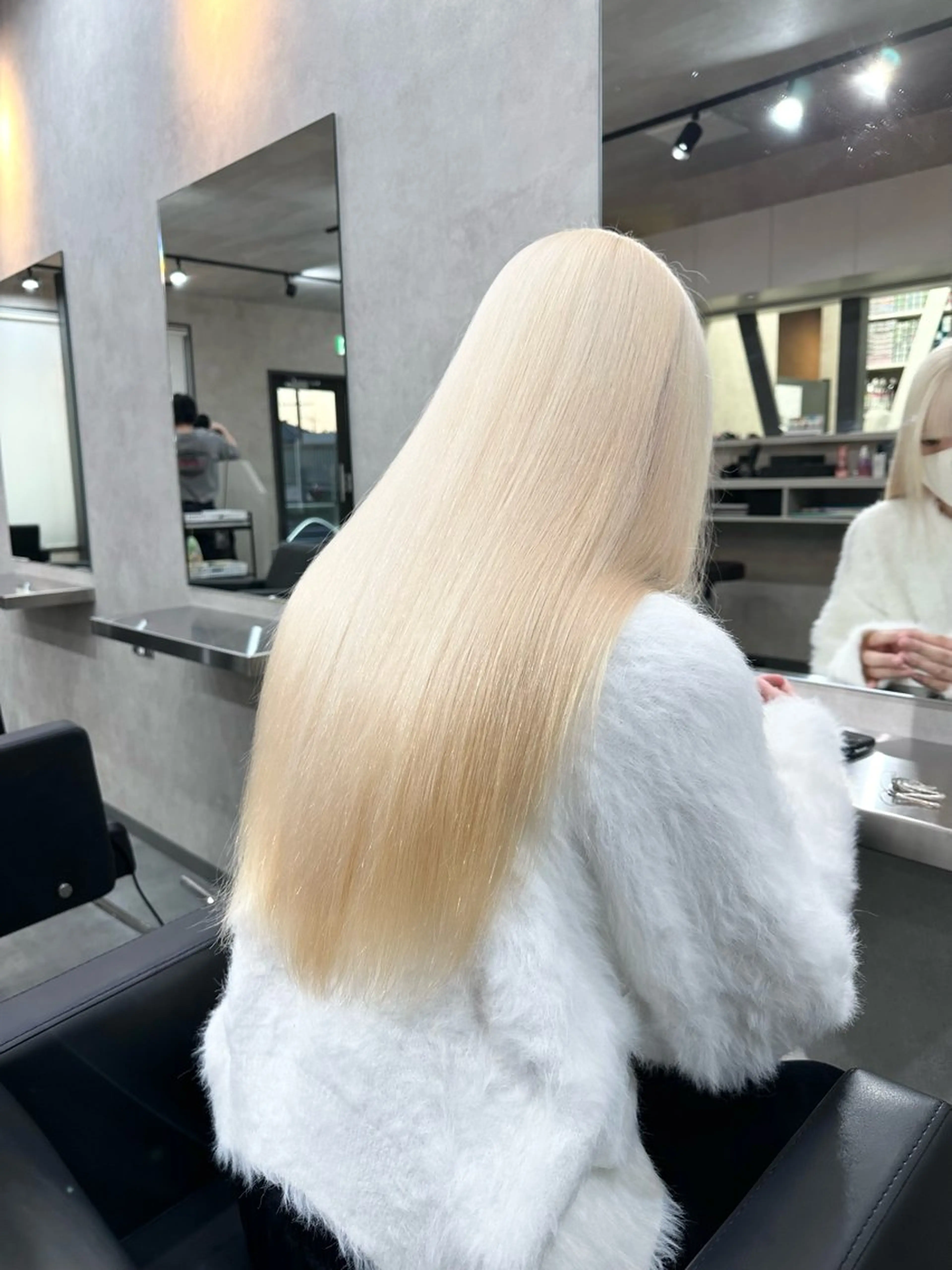 ロング カラー ヘアアレンジ ブロンド ホワイトブロンド ヘアカラー JILL by charme所属・小山/透明感カラー/ レイヤー/中茎涼太のヘアスタイル