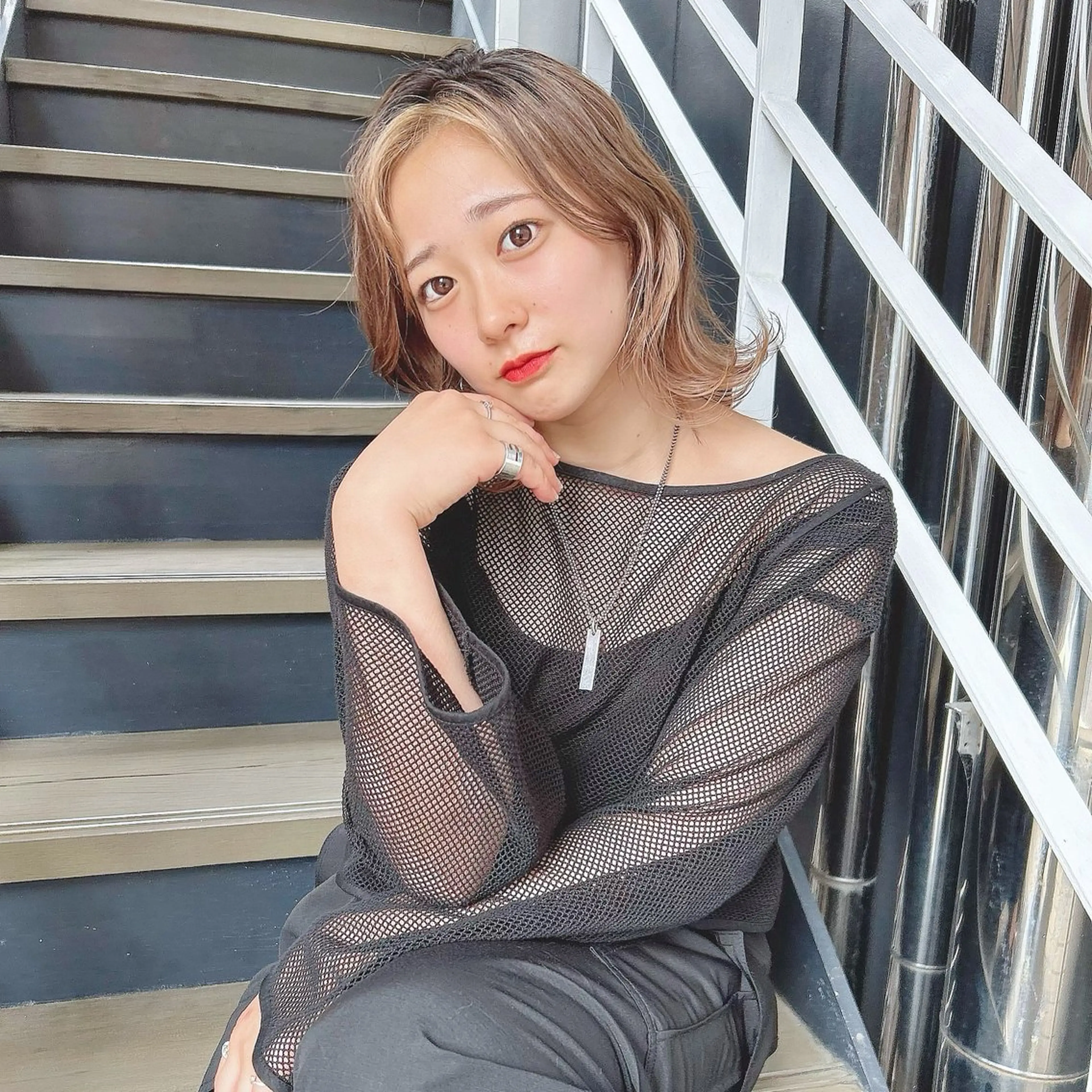 ミディアム 韓国🇰🇷レイヤー カットオリーブカラーのヘアスタイル