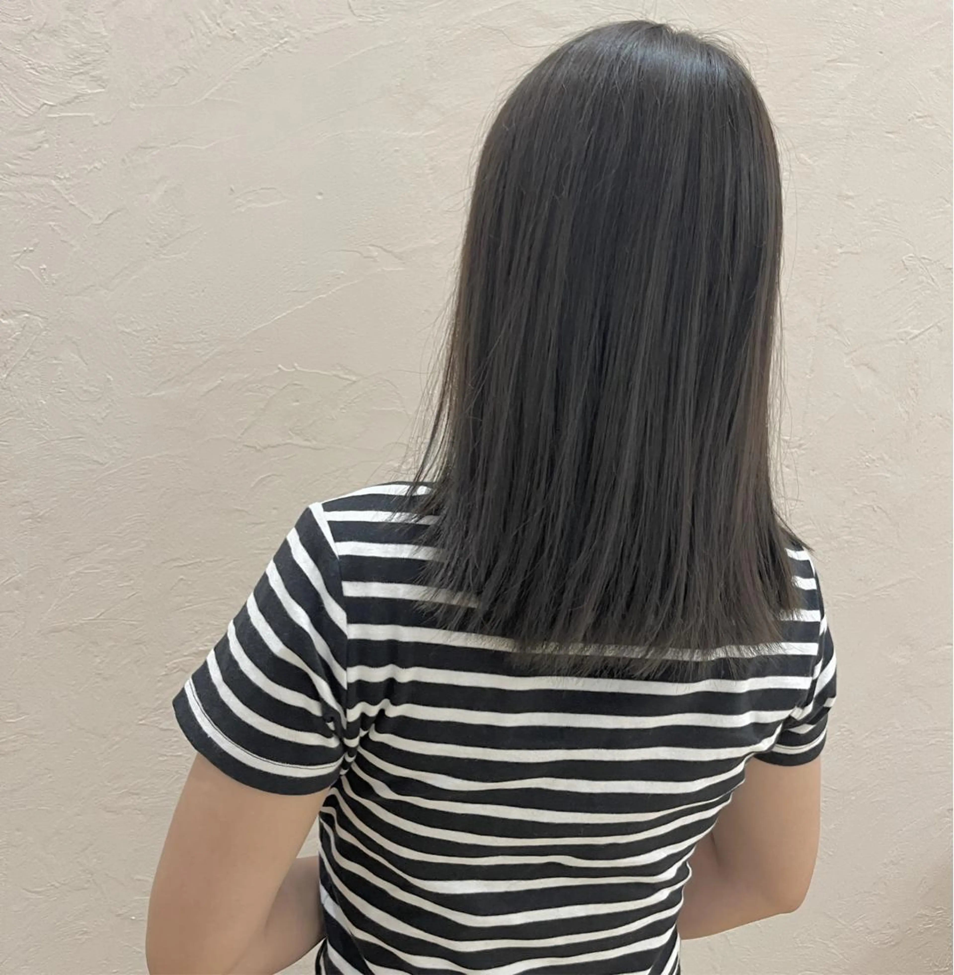 セミロング カラー 透明感カラー 高石 未唯のヘアスタイル