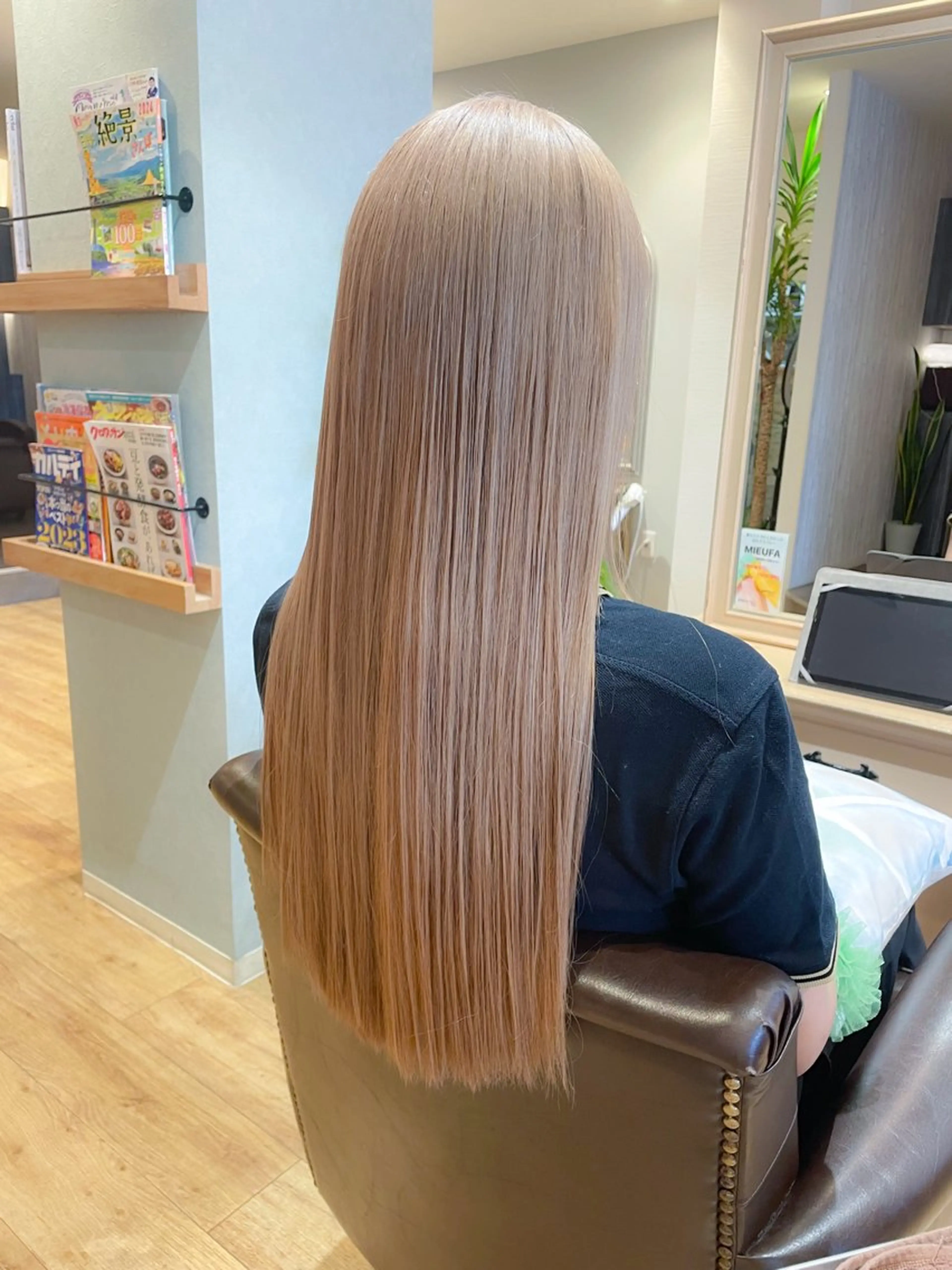 ロング カラー ベージュカラー ブリーチ ミルクティーベージュ ヘアカラー トリートメント 高嶋 憂蘭々のヘアスタイル