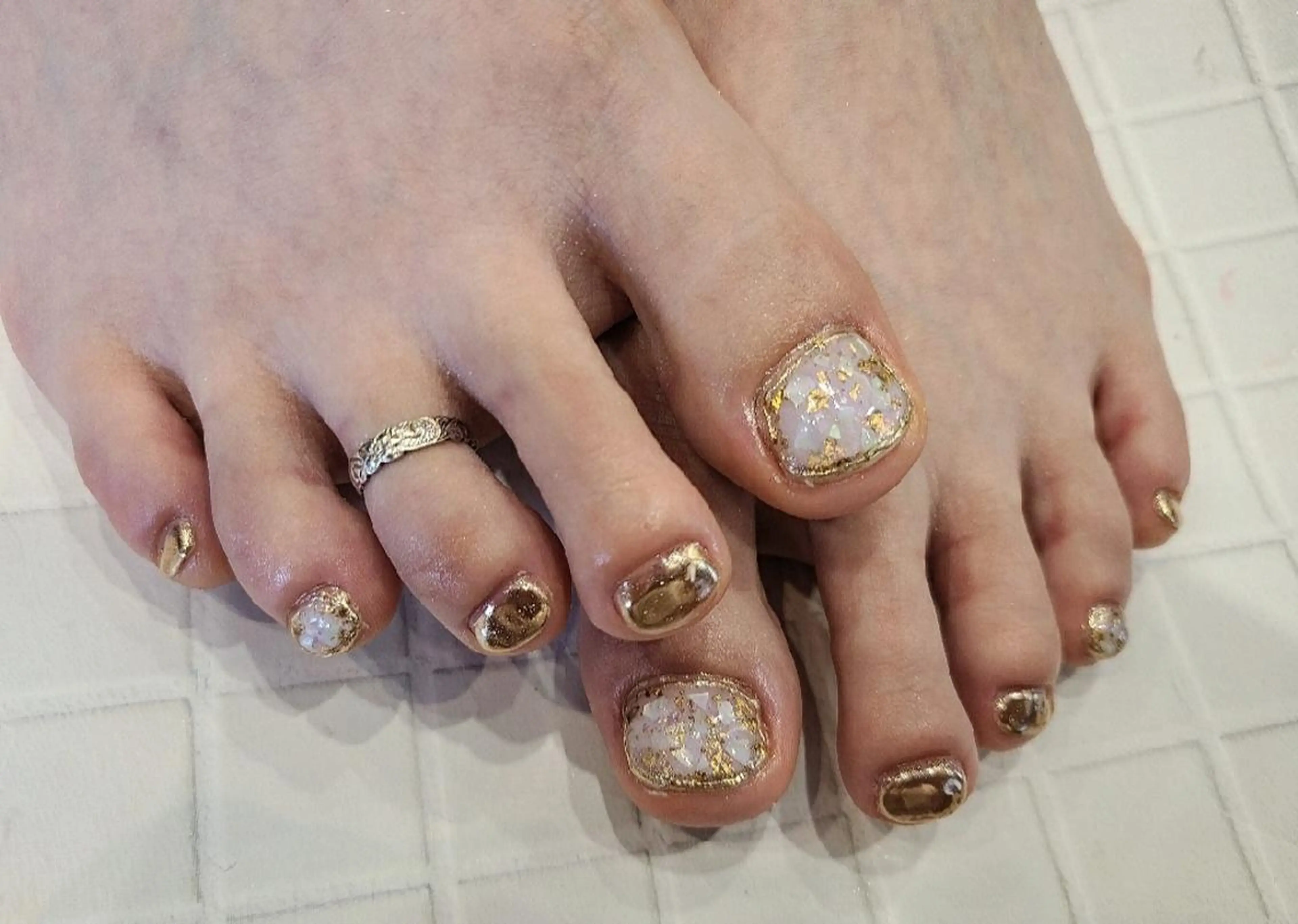 ネイル ゴールド キラキラネイル フットネイル 関口 友菜のヘアスタイル