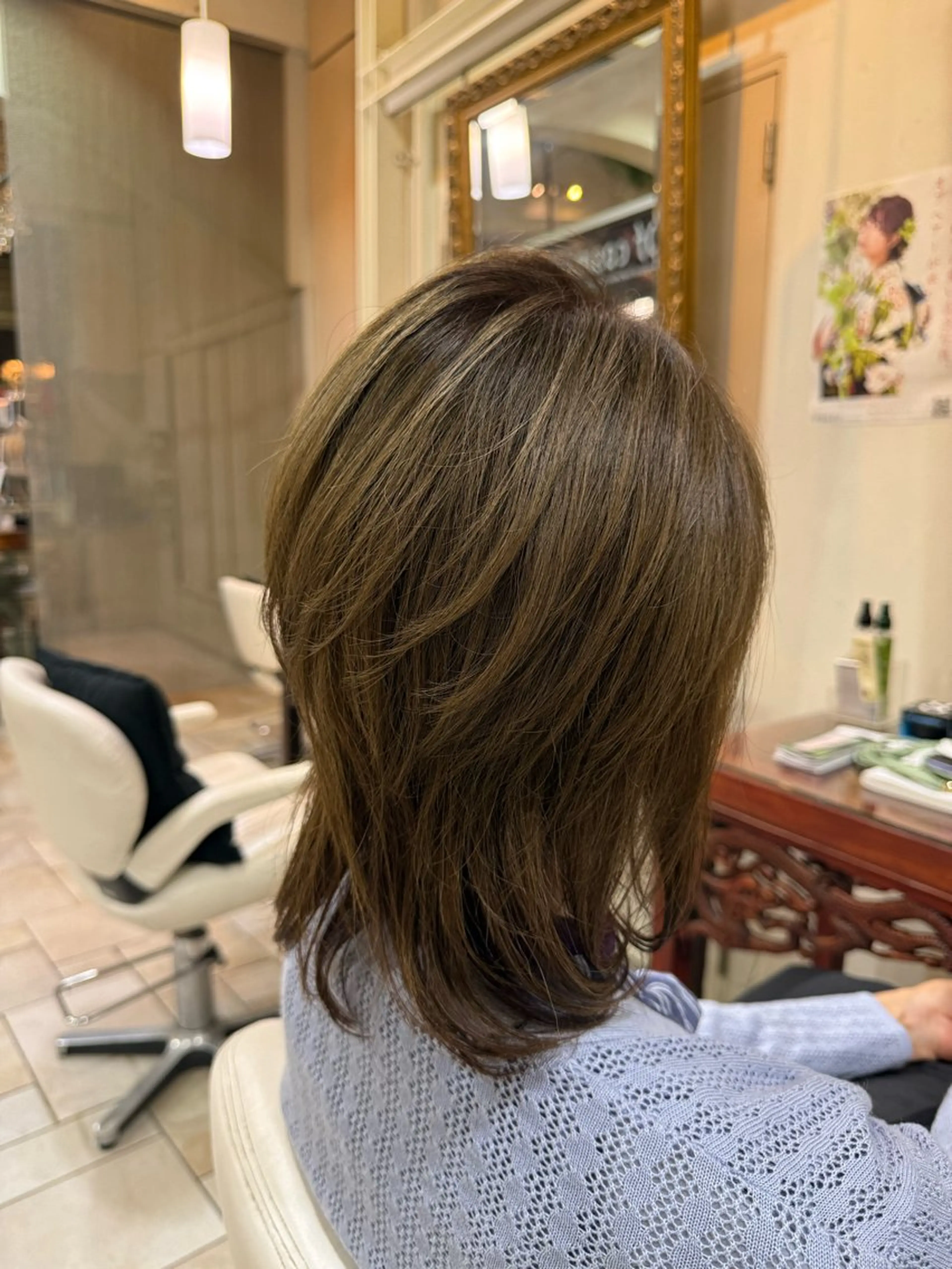 ミディアム レイヤーカット カット ヘアカラー 宮崎 優衣のヘアスタイル