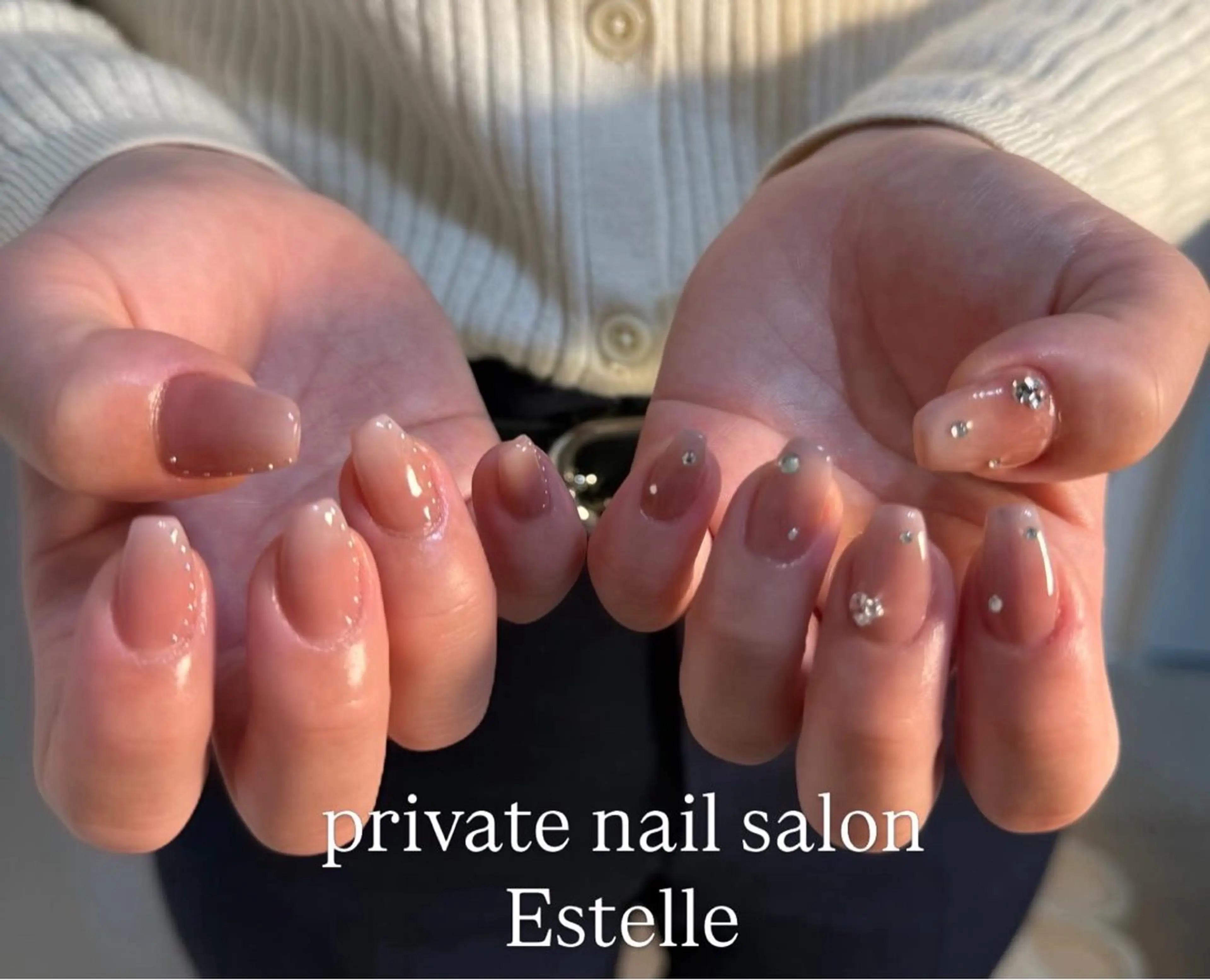ネイル ドット グラデーション 持ち込み シンプルネイル ストーンネイル ハンドネイル nail salon Estelleのネイルデザイン