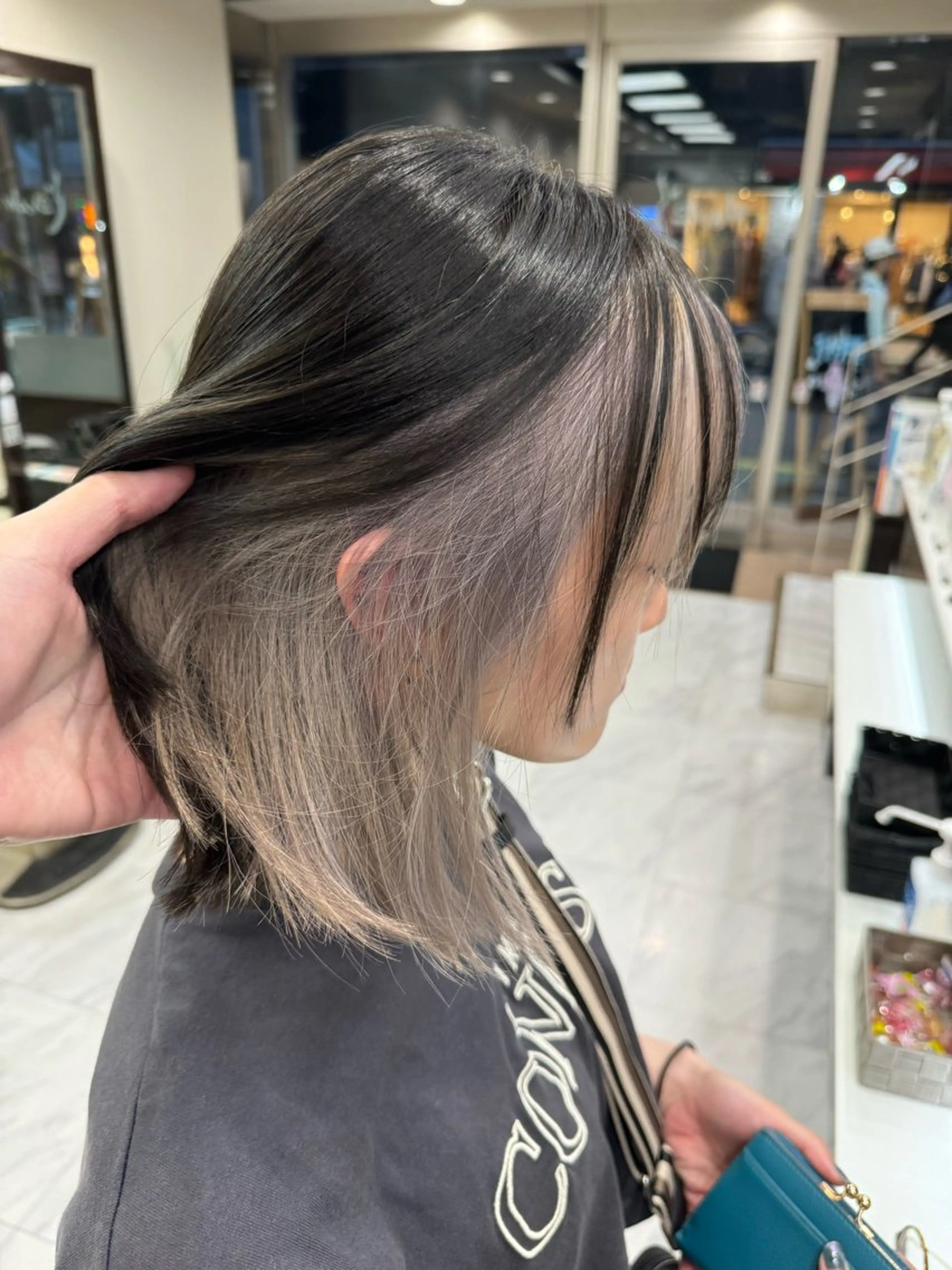 ミディアム カラー ヘアアレンジ 切りっぱなしボブ ミストバング 黒髪 ブリーチ ブルーカラー カット ヘアカラー トリートメント Zina 大宮所属・目黒 碧人のヘアスタイル