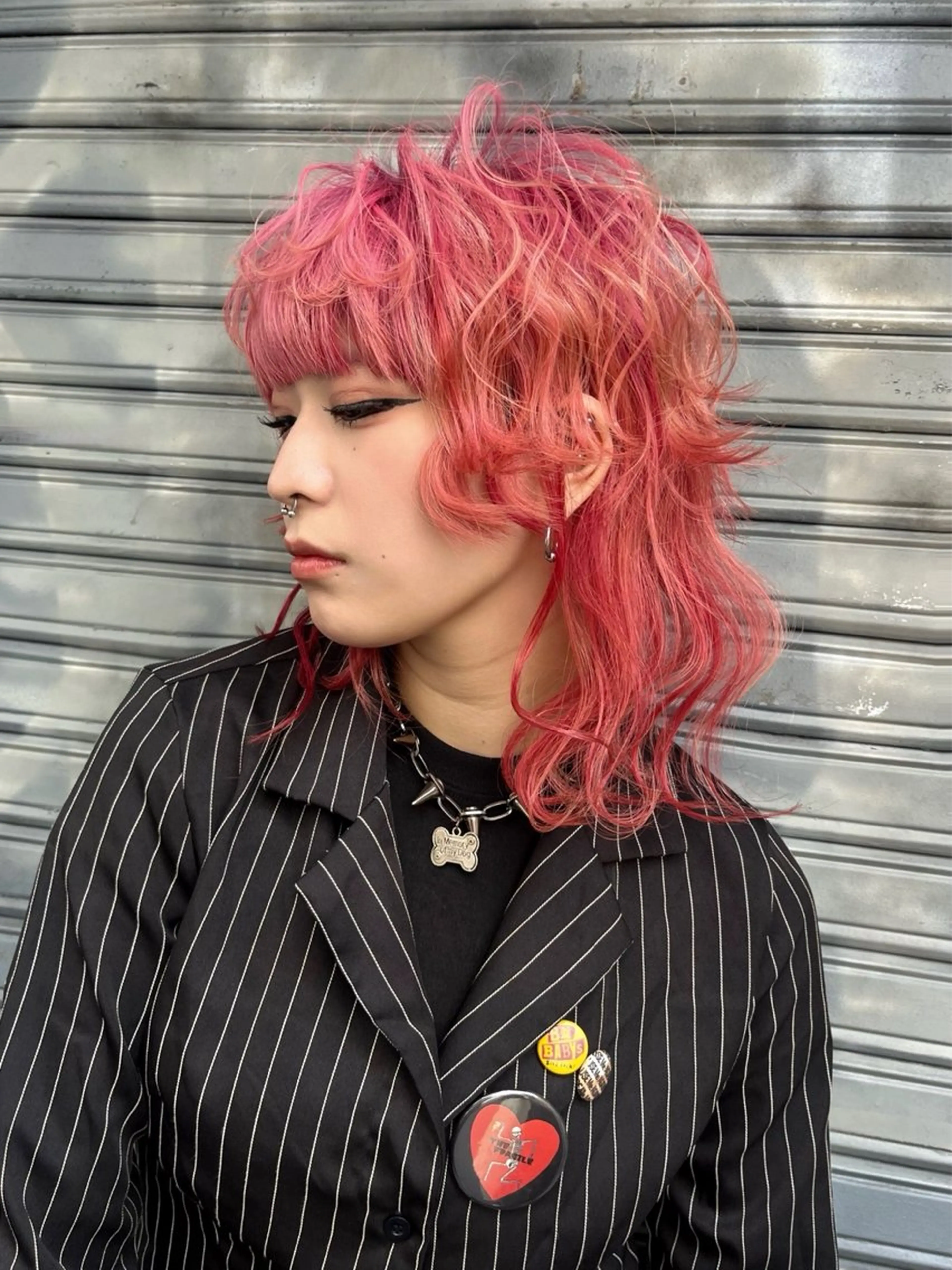 セミロング カラー オレンジ ピンクカラー レイヤーカット マレットヘア ウルフカット ヘアカラー direction所属・派手髪デザインカラー ヒロカのヘアスタイル