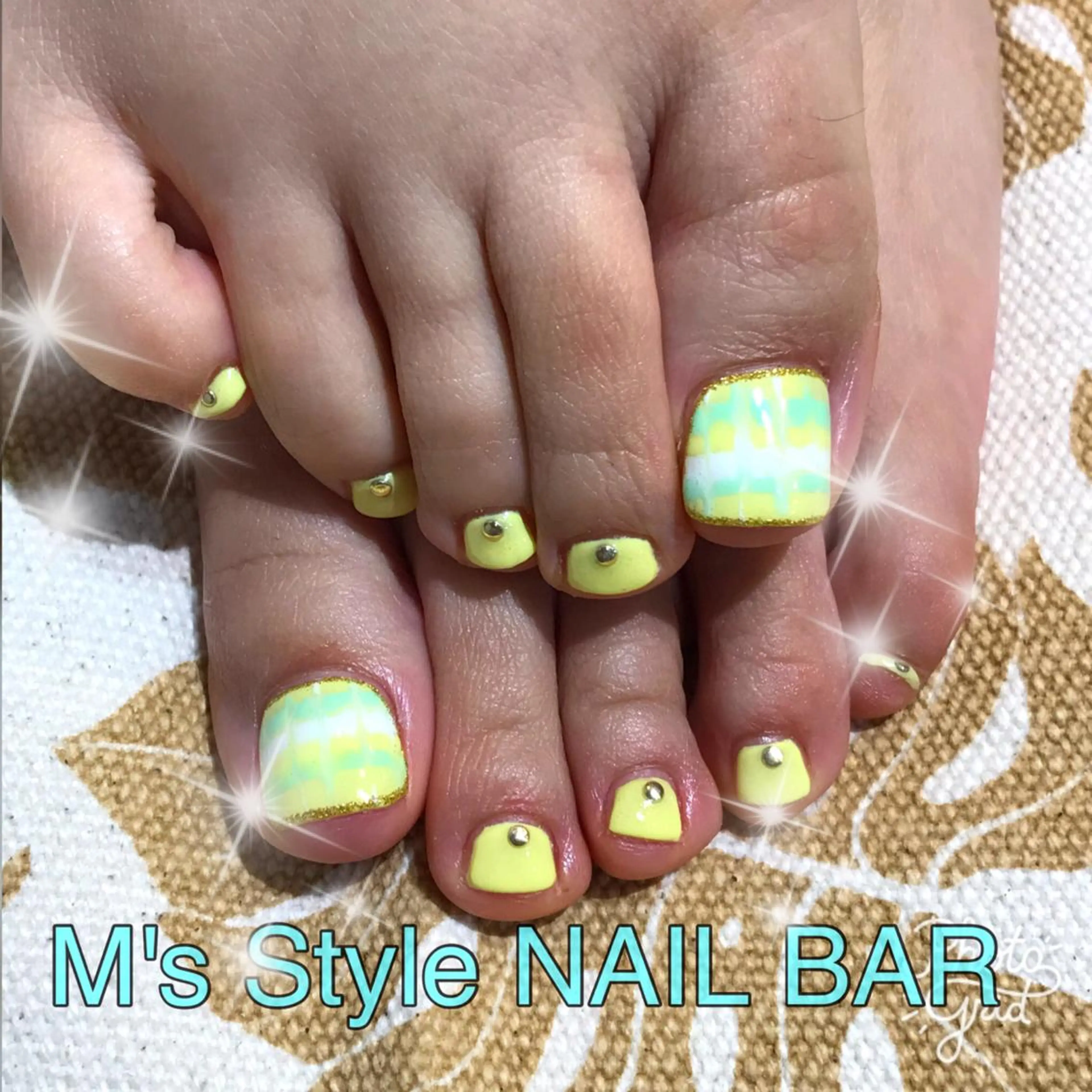 ネイル フットネイル ジェルネイル ピーコックネイル 夏ネイル 黄色 フットネイル M's Style NAIL BARのネイルデザイン