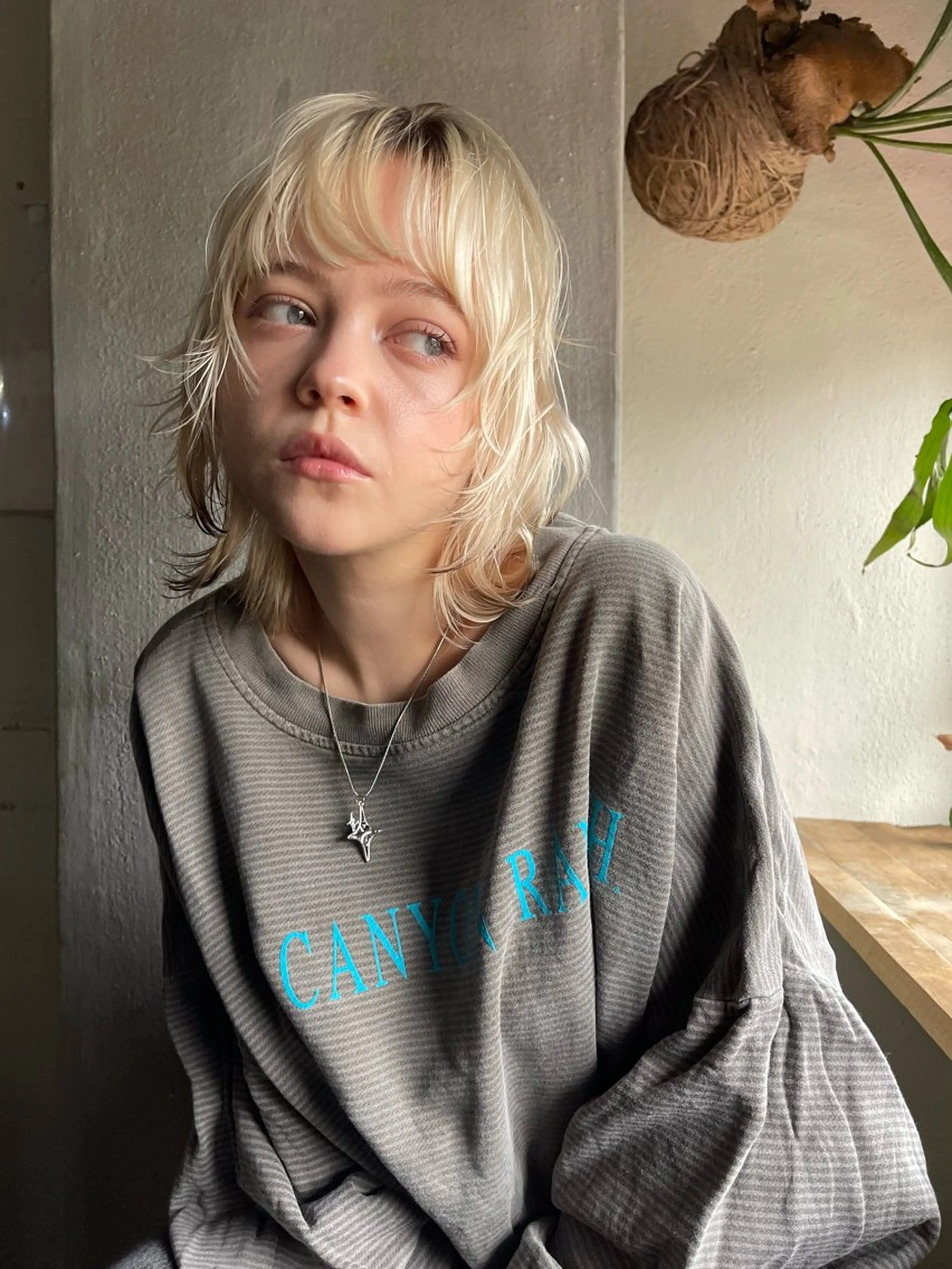 ミディアム カラー カット ヘアカラー トリートメント ヘアセット 安部佑哉/ハイトーン /レイヤー/ブリーチのヘアスタイル